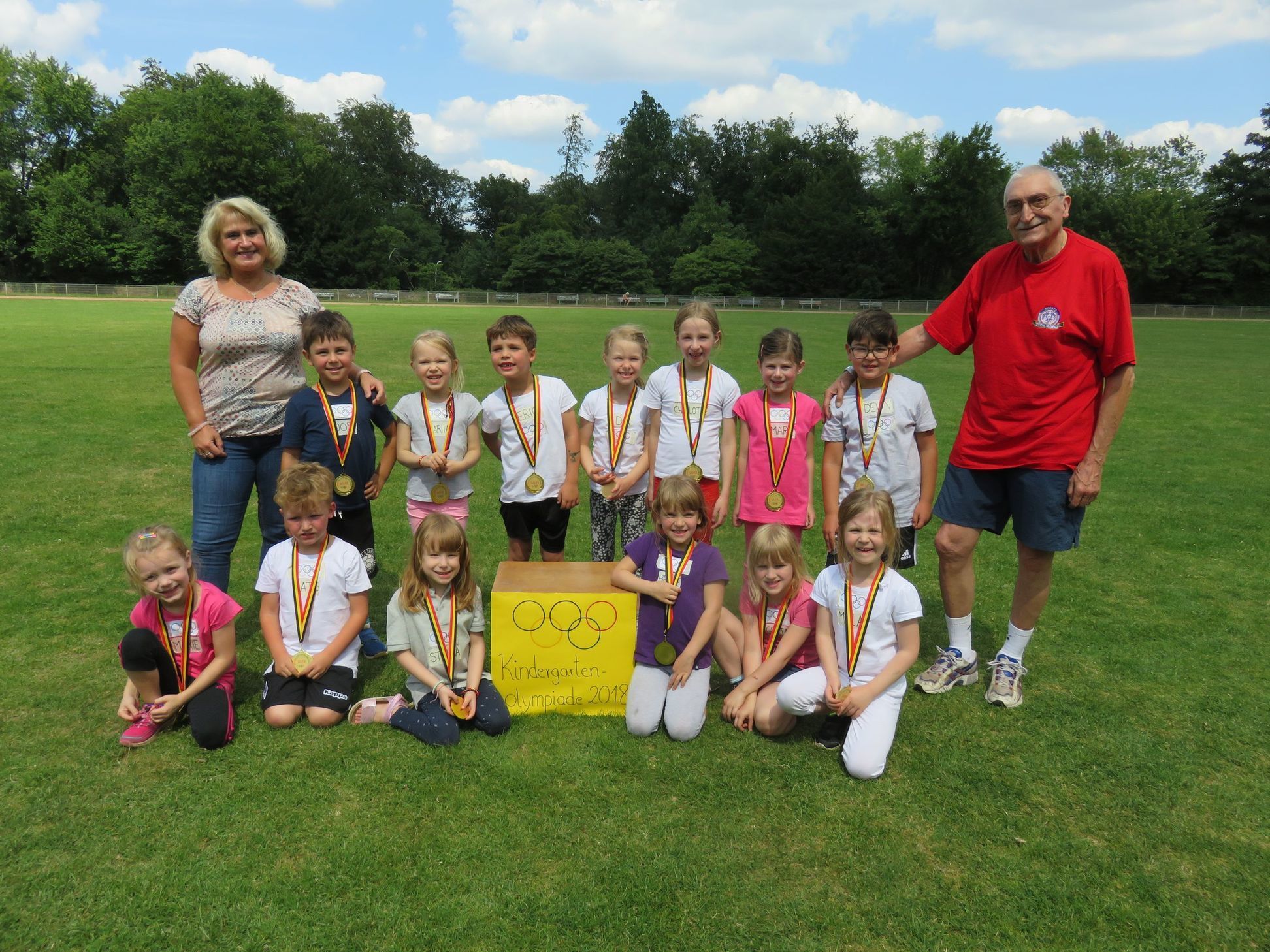 Foto (Kerstin Kohlmann): So sehen Sieger aus: Jost, Mariia, Eric, Ida, Charlotte, Mara, Devin, Marie, Mats, Stella, Bente, Greta und Milla; links Erzieherin Andrea Steinbach, rechts Sportübungsleiter Rainer Grebert.