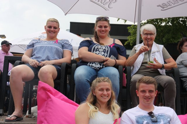 Von links Anne, Sara, Bärbel, Kim und Simon, ein Teil der Familie Wagner/Schneider, insgesamt ein Super-Fanclub in Sachen Tennis.