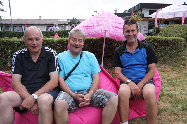Die freundlichen Herren aus Buschhausener haben die Einladung des Fotografen gerne angenommen, sich auf dem neuen und modernen Sitzmöbel im Traditionsfarbton des Turniers fotografieren zu lassen!