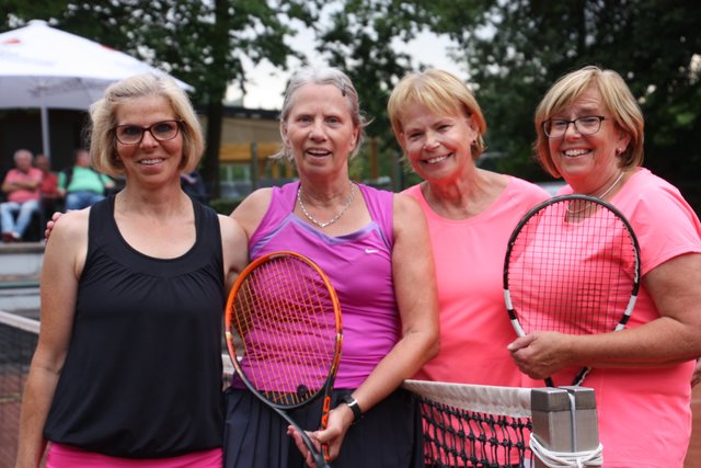 Das Spiel zwischen Buschhausen und Königshardt war der Hit des heutigen Abends. Nach 165 Minuten stand der Sieger fest. Buschhausen gewann nach 3:6, 7:5 und im Match Tiebreak 16:14. Großes Kompliment an alle 4 Spielerinnen.