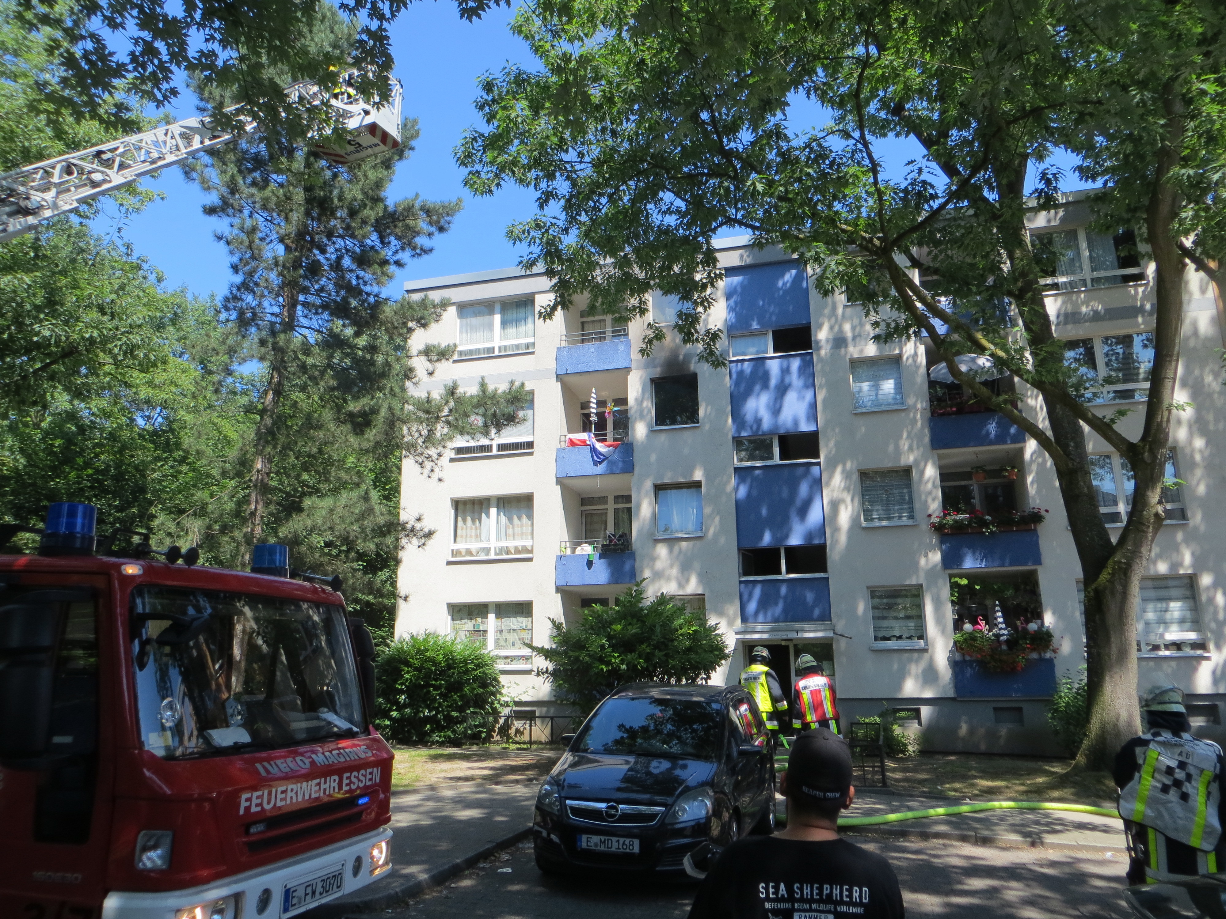 Brandbekämpfung im Innenangriff durch den Hausflur, Drehleiter in sogenannter "Anleiterbereitschaft".