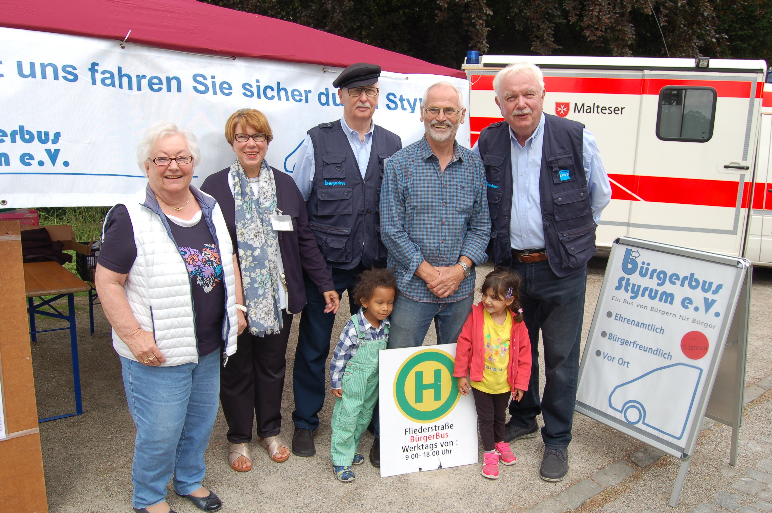 Der Vorstand des Styrumer Bürgerbuses mit Stand auf dem Familienfest am Aquarius Ende Juni.