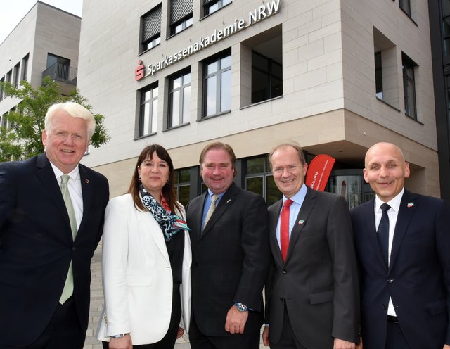 Namhafte Gäste zur offiziellen Eröffnung der Akademie (v.l.): OB Ullrich Sierau, Prof. Dr. Liane Buchholz (Präsidentin des Sparkassenverbands Westfalen-Lippe), NRW-Finanzminister Lutz Lienenkämper, Michael Breuer (Präsident des Rheinischen Sparkassen- und Giroverbandes) und Tekin Yaz (Vorstand der Akademie). | Foto: Sparkasse