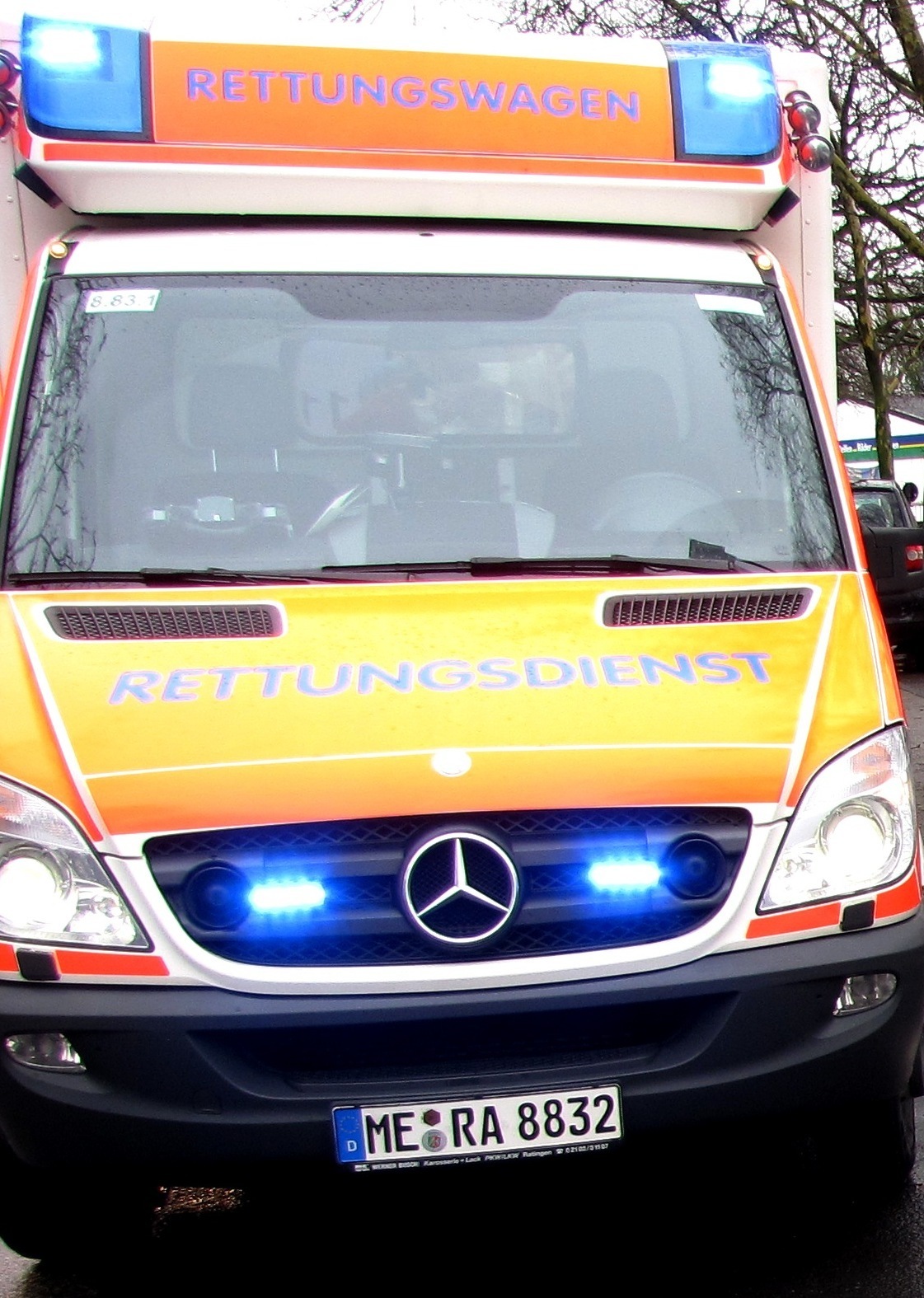 Der Motorradfahrer ist umgehend ins Krankenhaus gebracht worden und wird dort stationär behandelt.