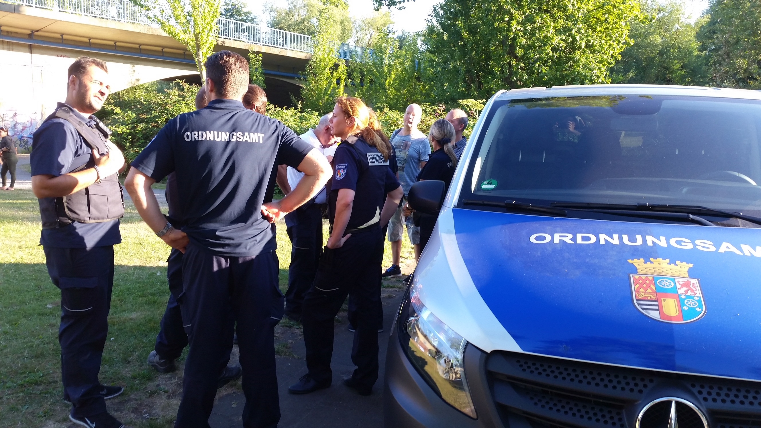 Dass Naherholung und Naturschutz miteinander funktionieren, versuchten die Mitarbeiter des Ordnungsamtes bei der Razzia in den Ruhrauen zu vermitteln.