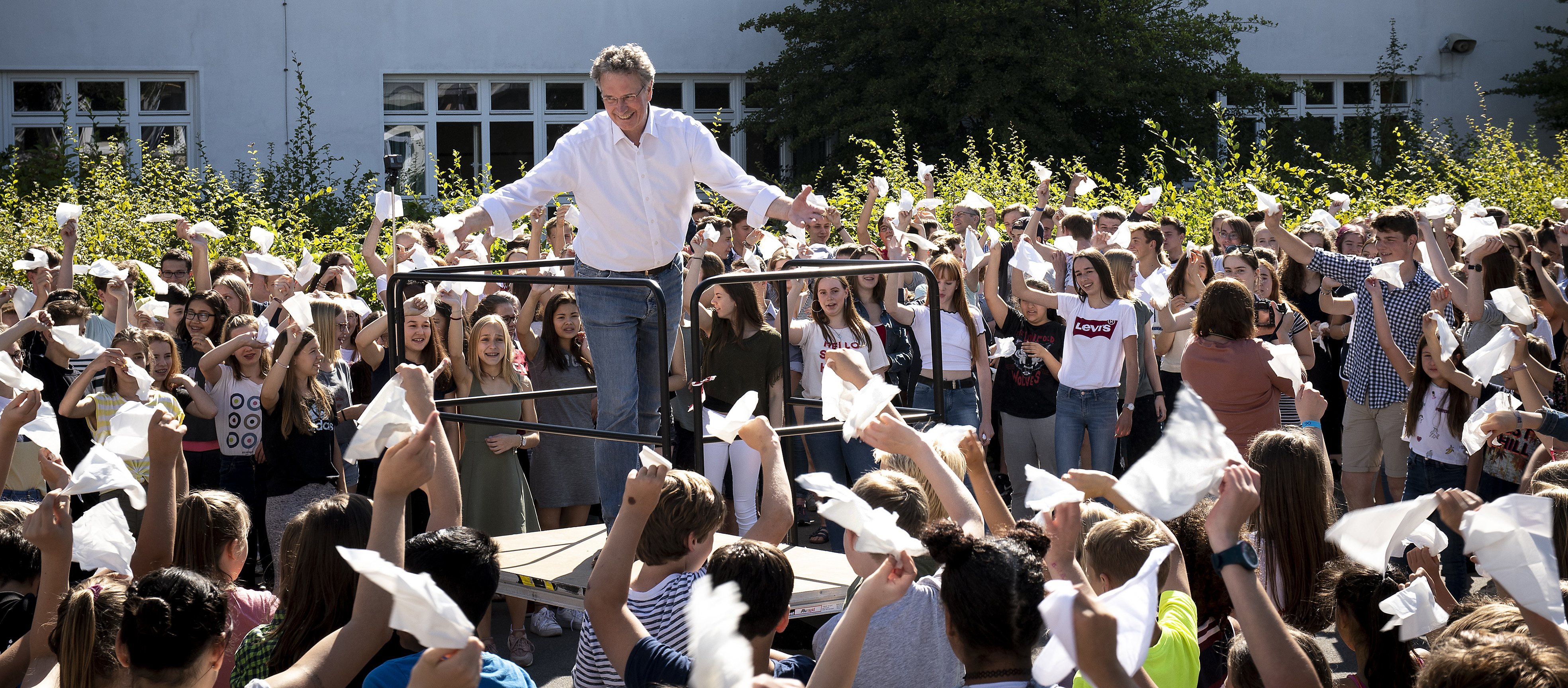 Zum Flashmob traf sich die gesamte Schulgemeide in Bredeney auf dem Schulhof.