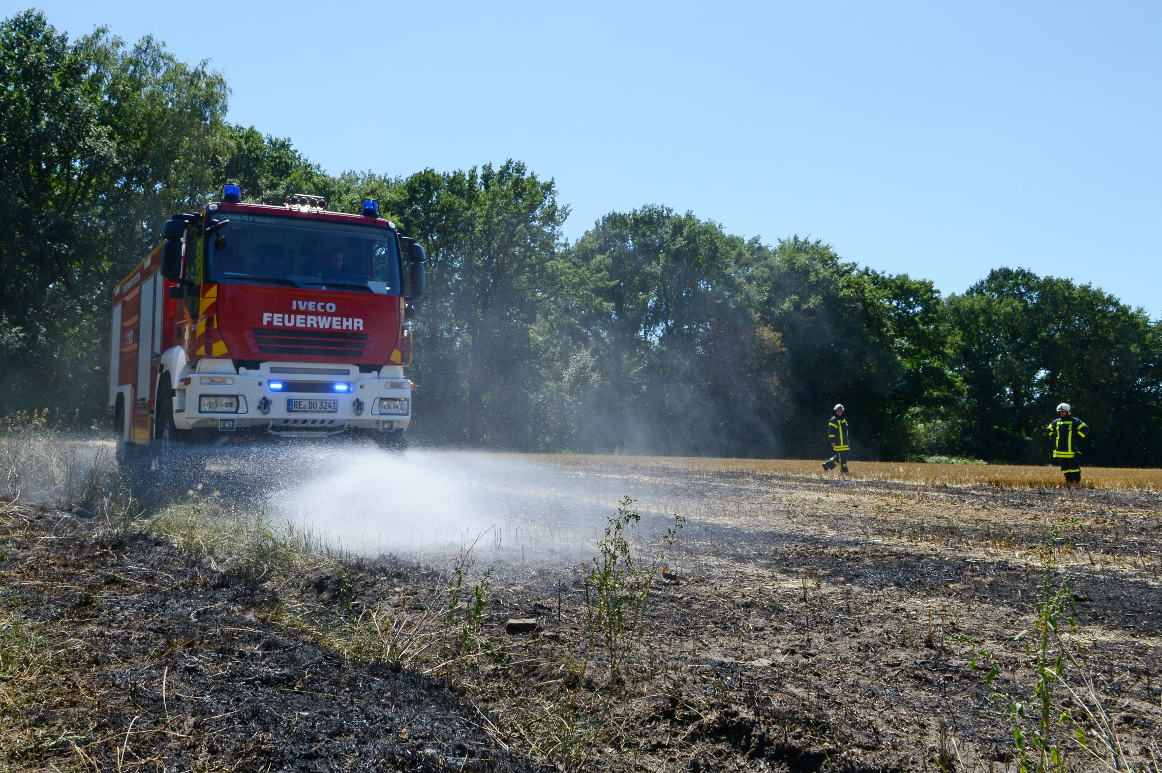 Aufgrund der extremen Trockenheit kam es in Dorsten am Wochenende gleich zu zwei Flächenbränden. Glücklicherweise kam niemand zu Schaden. Die Feuerwehr warnt dringend vor erhöhter Brandgefahr.