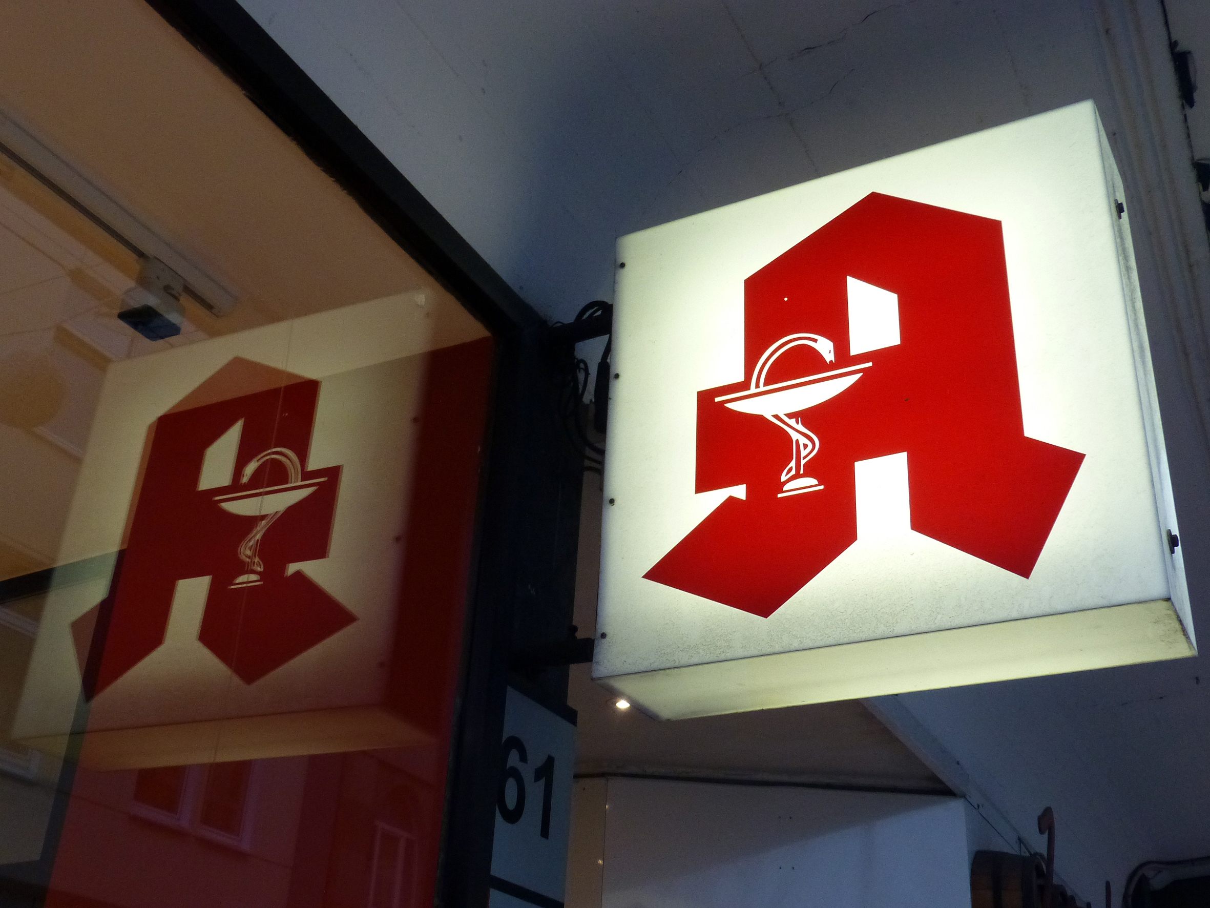 Apotheken-Leuchtreklame Hirsch-Apotheke, Ecke Ostwall/Ostenhellweg