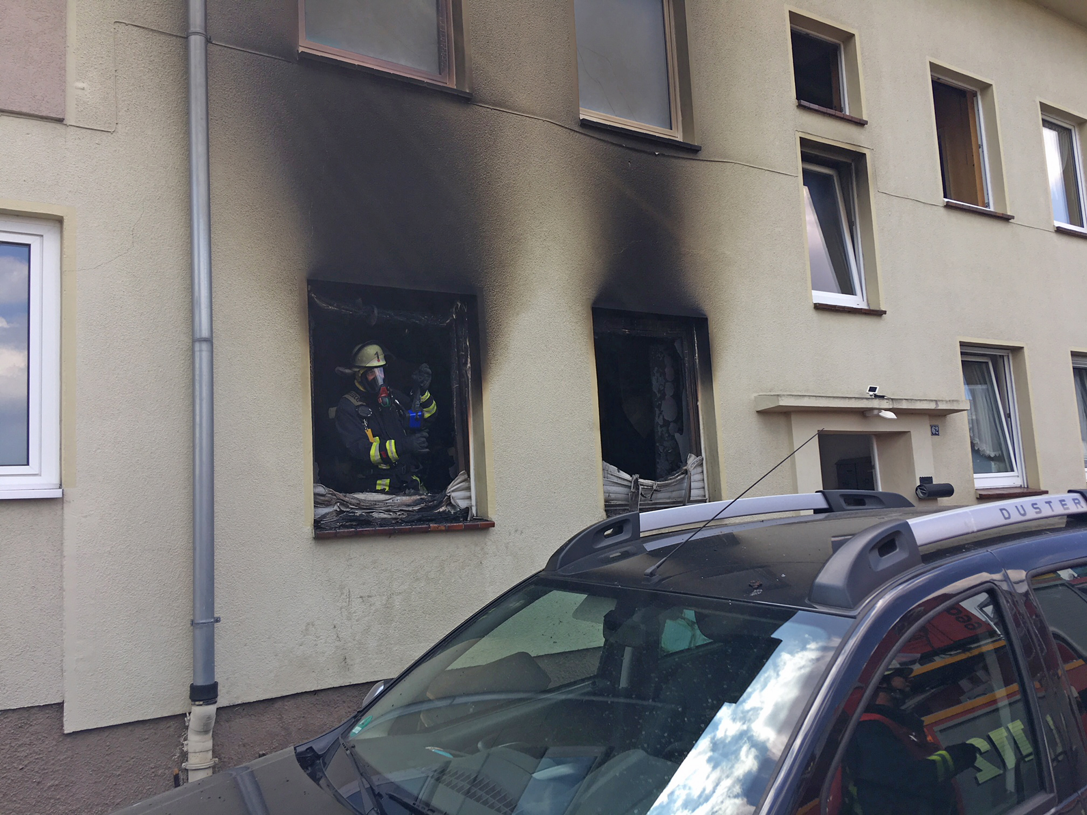 Eine Wohnung im Erdgeschoss stand in Flammen.