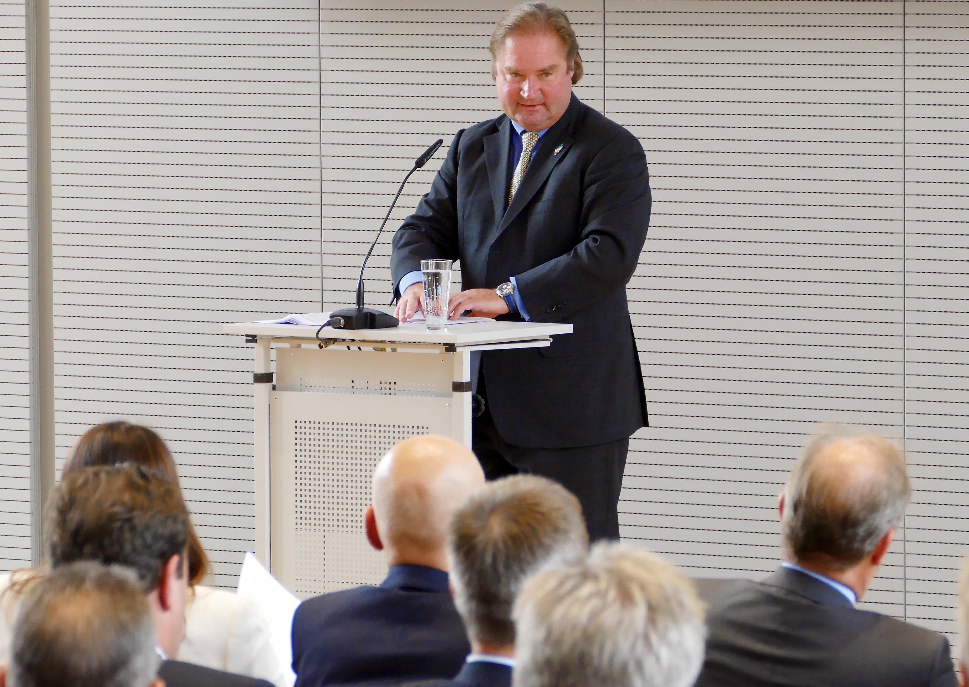 NRW-Finanzminister Lutz Lienenkämper war Gast bei der Eröffnung der Sparkassenakademie.