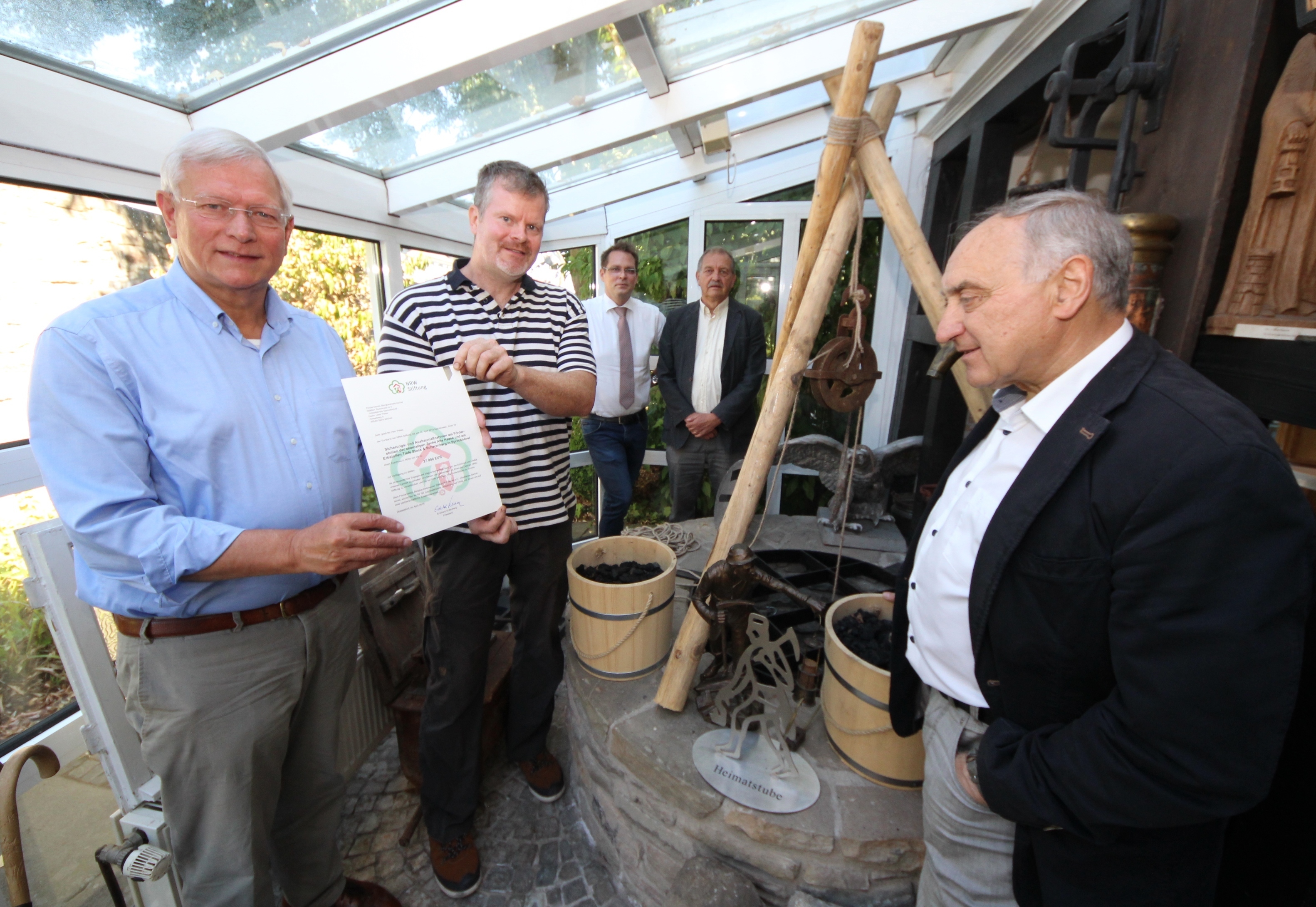 Eckhard Uhlenberg, Präsident der NRW-Stiftung (li.) übergibt Uwe Peise (2.v.li.) den Förderbescheid. Hinten im Bild Volker Hoven, Beigeordneter der Stadt Sprockhövel und Dr. Volker Schacke, stellv. Vorsitzender des Fördervereins Bergbauhistorischer Stätten Ruhrrevier e.V. . Vorne rechts Dr. Klaus Walterscheid, Vorsitzender des Heimatvereins Sprockhövel.