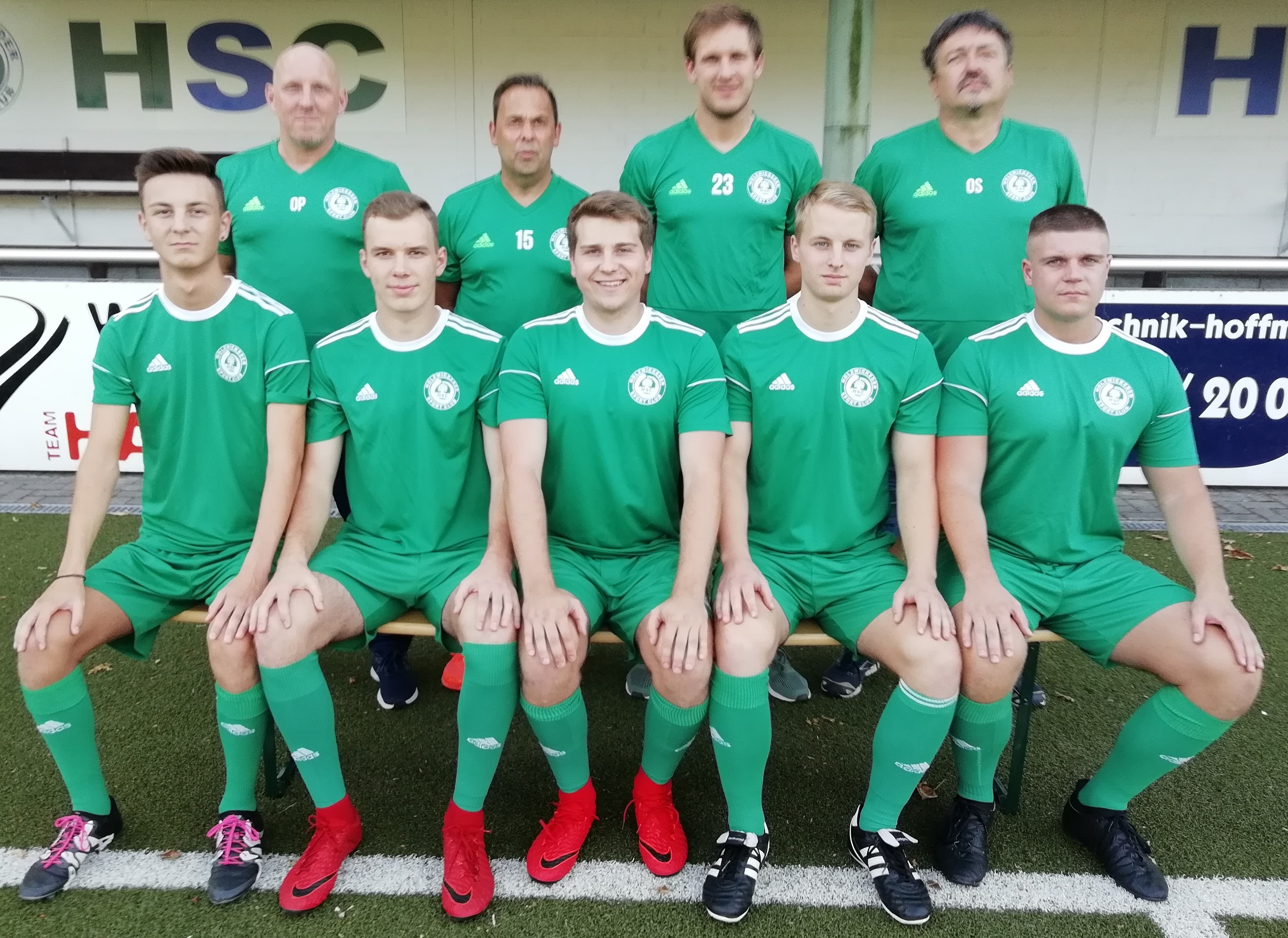 Der neue Kader der 2. Mannschaft sind (vorn v.l.) Robin Klüter (A-Junioren Holzwickeder SC), David Vaitkevicius (A-Junioren SV Berghofen), Lukas Rauße (VfR Sölde), Linus Eggenstein (A-Junioren Holzwickeder SC) und Daniel Erbrich (A-Junioren Westfalia Wickede). (Hinten v.l.) Olaf Pannewig, Hansi Bauer, Dennis Hense und Ortwin Scherf