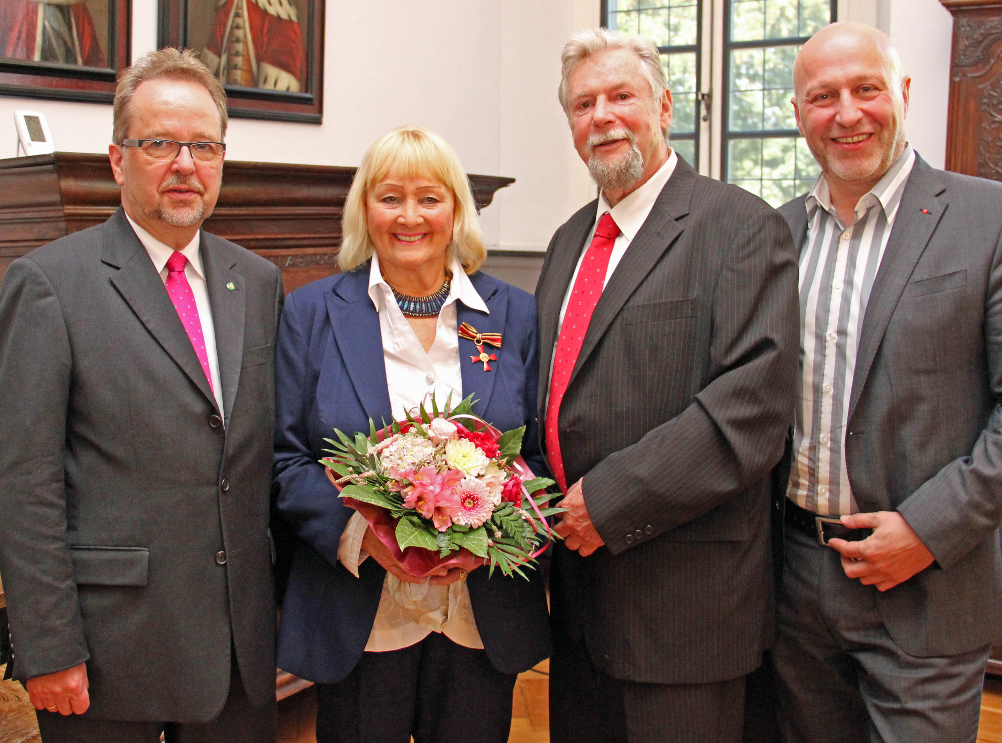 Landrat Dr. Ansgar Müller (l.) verlieh Erika Scholten das Verdienstkreuz am Bande. Mit ihr freuten sich ihr Ehemann Dr. Wilfried Scholten und der stellvertretende Bürgermeister Ibrahim Yetim.