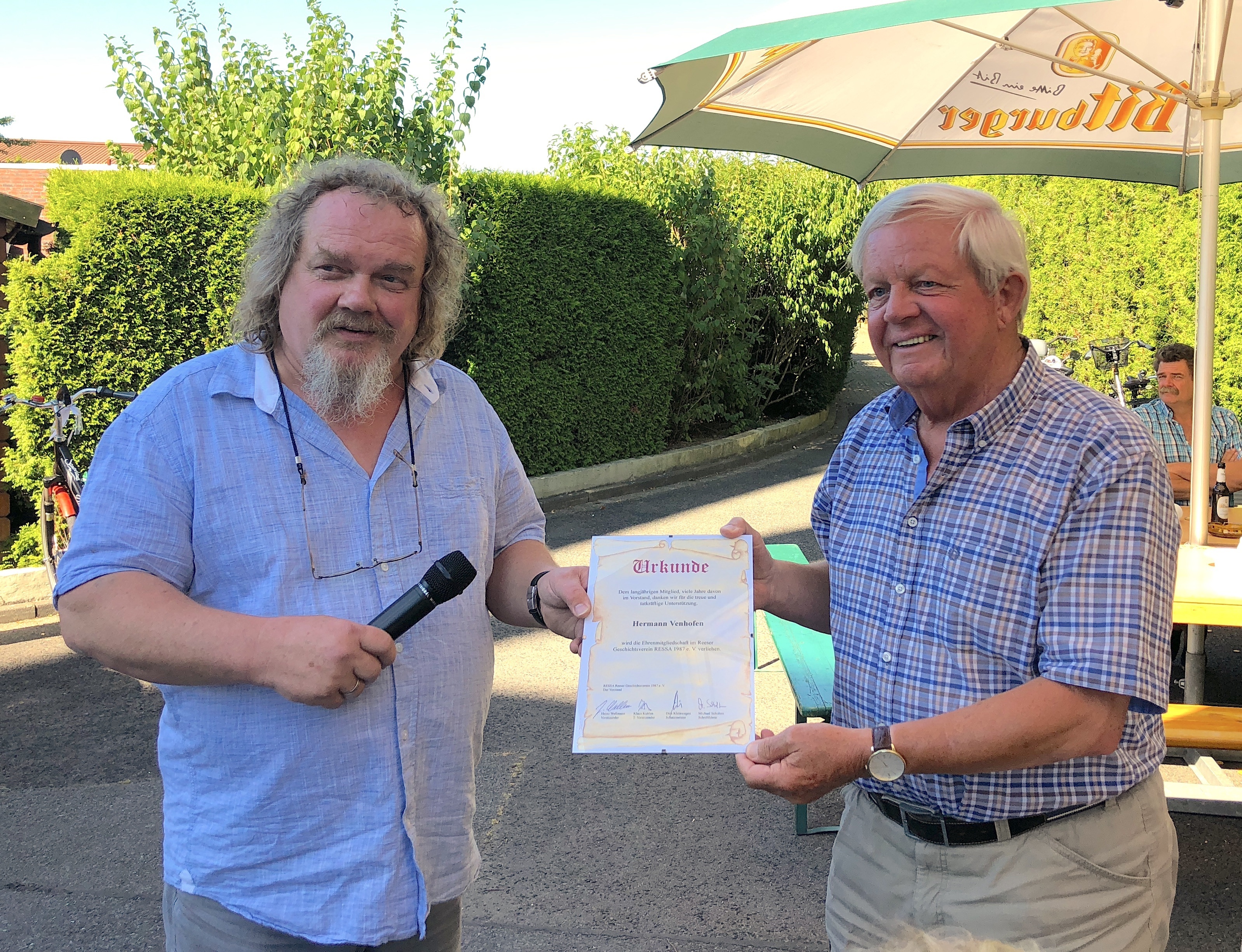 Der RESSA-Vorsitzende Heinz Wellmann übergibt Hermann Venhofen die Ehrenurkunde.