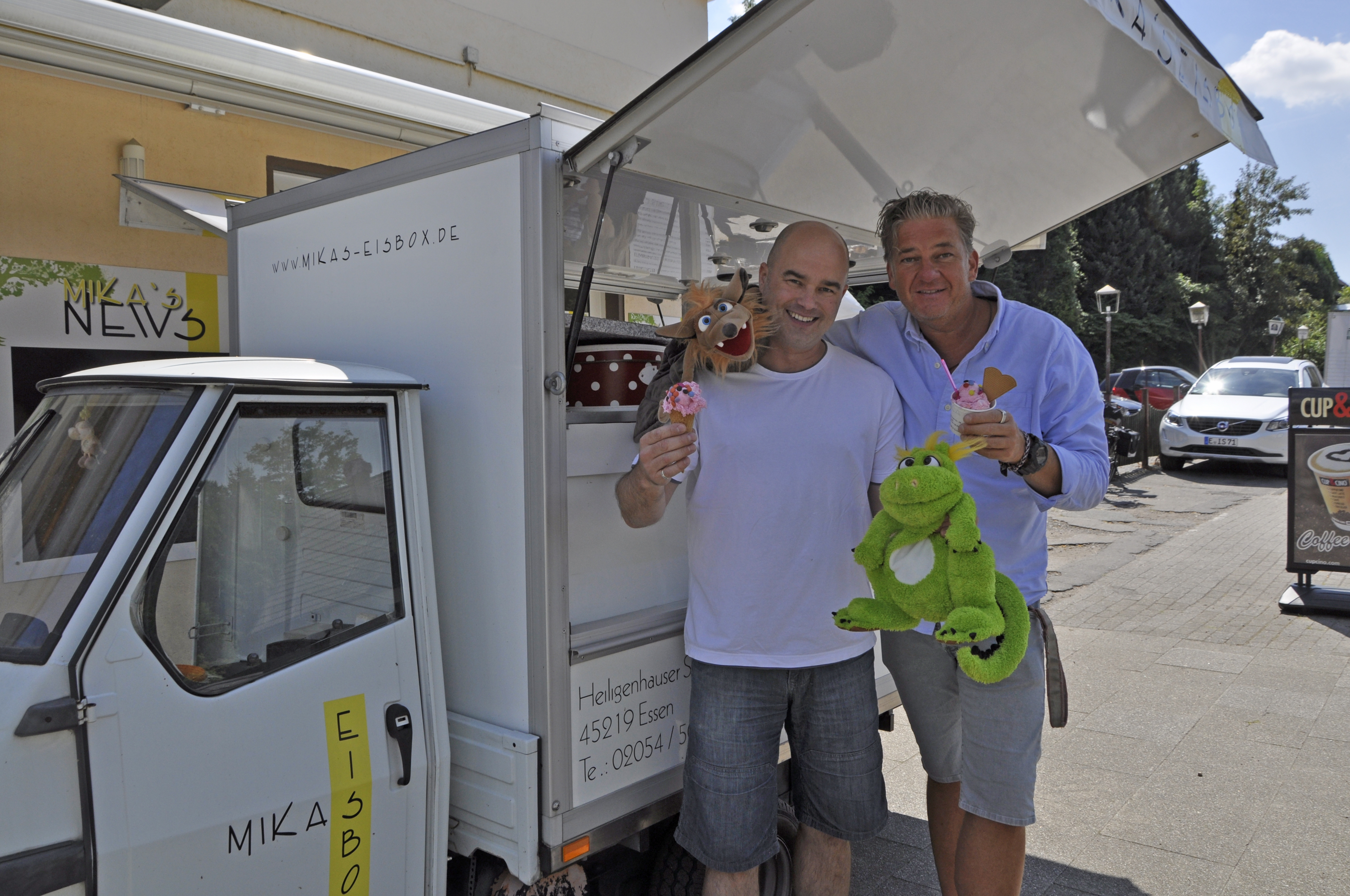 Michael Baumgart, hier mit "Zirkusdirektor" Ralf Kuhlmann, hat für den Kinderzirkus "Kettino" ein leckeres Eis kreiert.