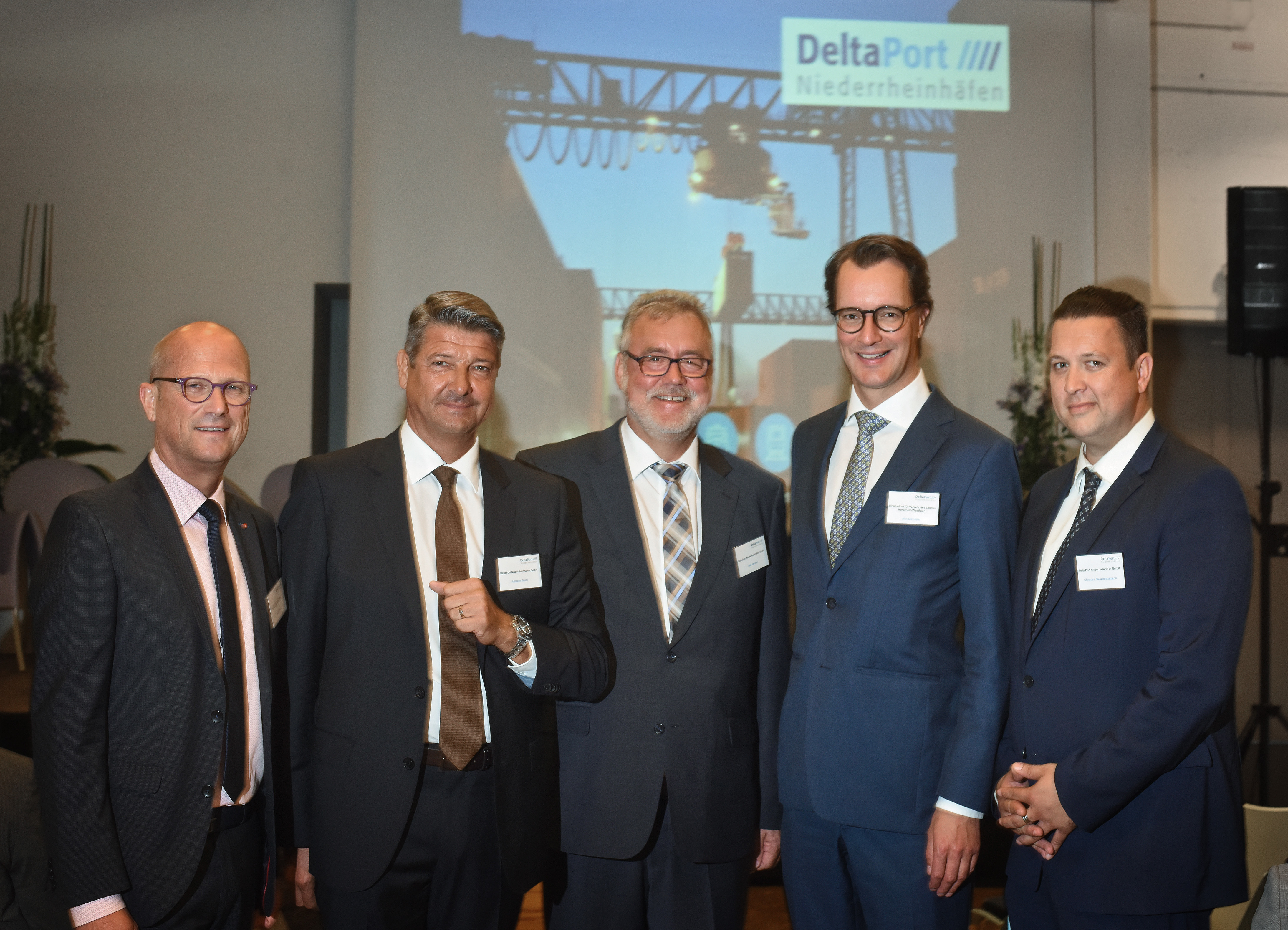 Erster Hafentag der DeltaPort Niederrheinhäfen in Emmerich (von links): Bürgermeister Peter Hinze (Emmerich), Andreas Stolte (DeltaPort Niederrheinhäfen), Udo Jessner (Port Emmerich/DeltaPort Niederrheinhäfen), NRW-Verkehrsminister Hendrick Wüst und Christian Kleinenhammann (NIAG/DeltaPort Niederrheinhäfen).