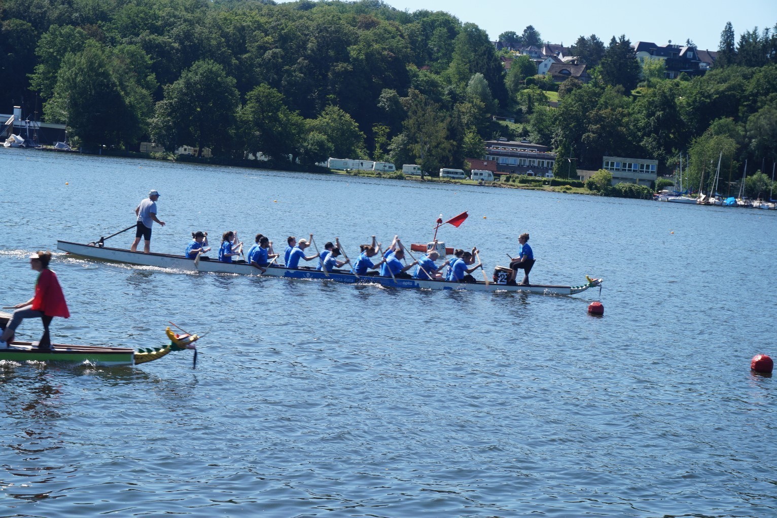 Volle Kraft voraus am Baldeneysee: Die "Heljens Fighters" kämpften sich beim Drachenbootrennen nach vorne.