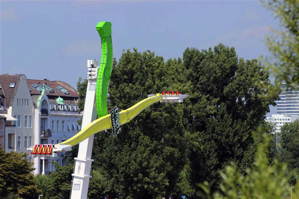 Am Freitag startet die Düsseldorfer Rheinkirmes 2018. Diese Karussells sind unter anderem 2018 dabei. Brandneu ist dabei das spektakuläre Chaos Pendel.