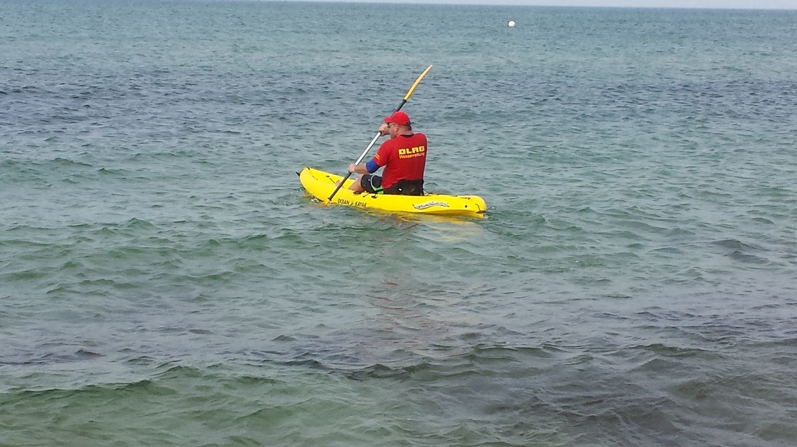 Mit dem Rettungskajak auf großer Fahrt: Rettungsschwimmer Michael Rückels testet das
neue Rettungsgerät. Mit einiger Übung klappt es auch mit dem Vorwärtspaddeln bei Seegang.