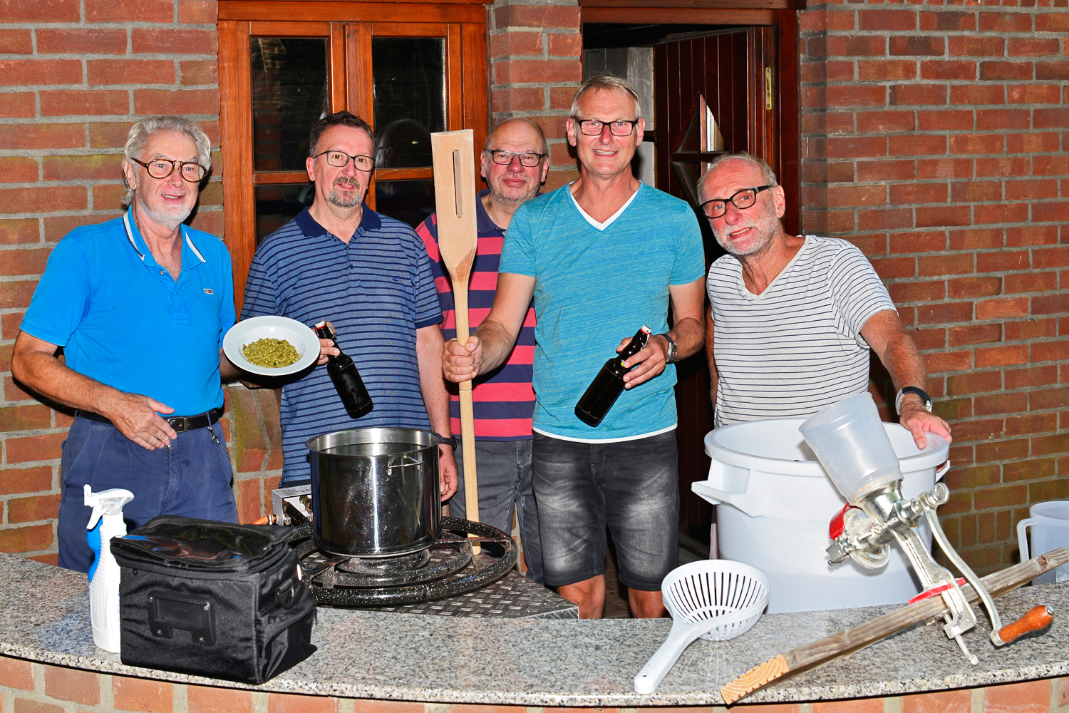 Nach dem erfolgreichen ersten Versuch mit Pils freuen sich die fünf Hobby-Bierbrauer vom "Kotten Nie" nun auf ihr Eigenmarke-Weizenbier.