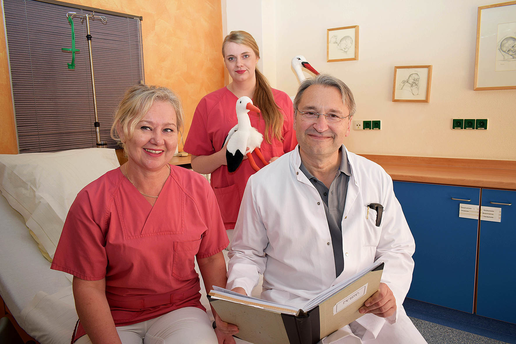 Die Hebammen Schwester Beata und Schwester Luise freuen sich mit Dr. med. Marc Schüssler, Chefarzt der Frauenklinik (v.l.), über das besonders volle Geburtenbuch für den Juni 2018.