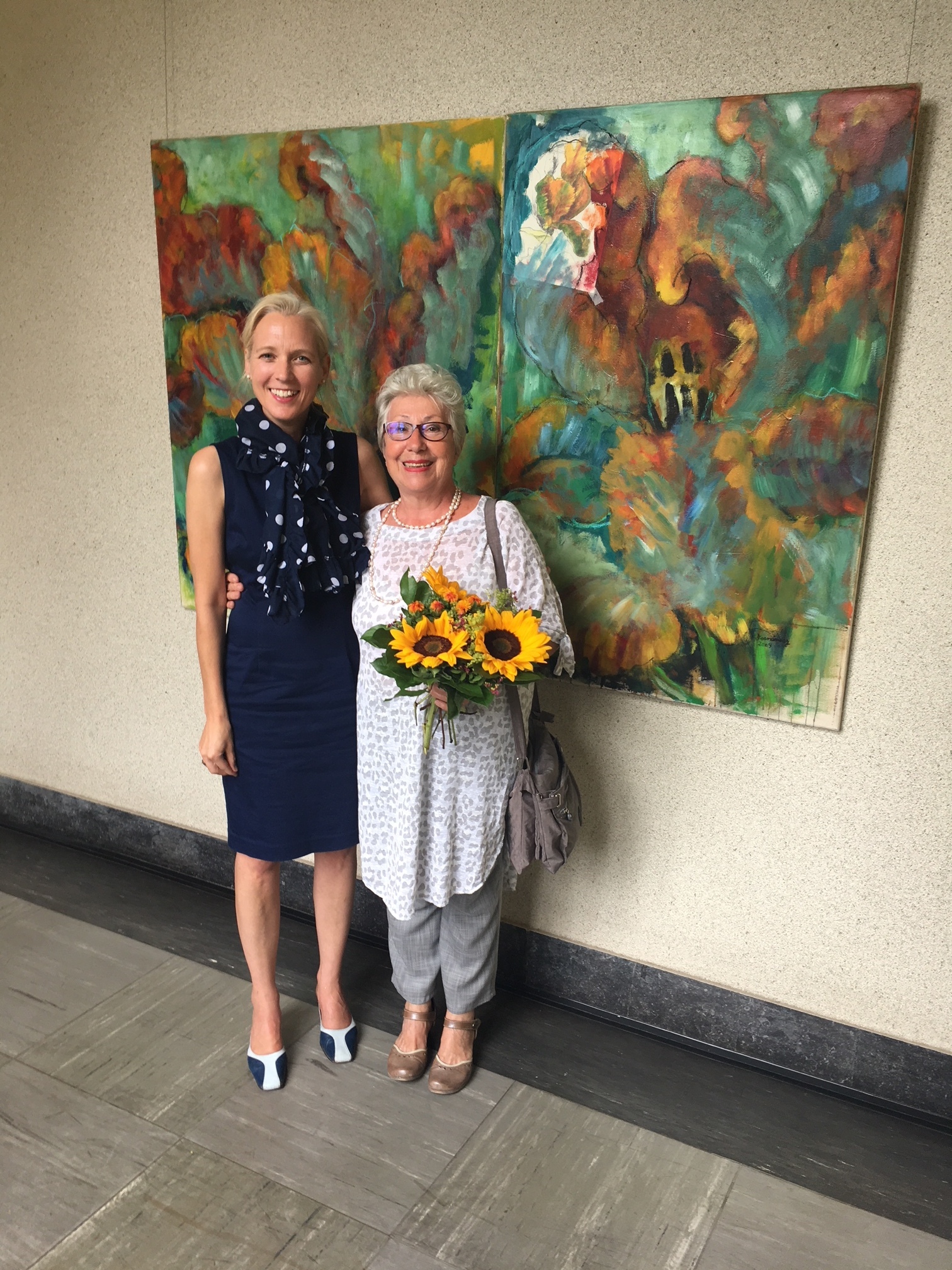 Die Künstlerin Emilia Fernandez (r.) mit VHS-Studienleiterin Sandra Hilse.