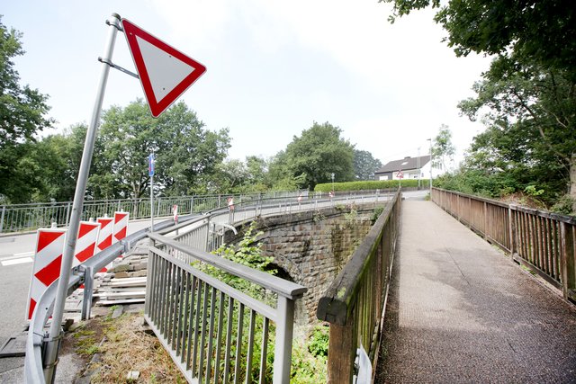 Am Montag starteten die Sanierungsarbeiten an der Klosterholzbrücke.  ^Foto: Jarych