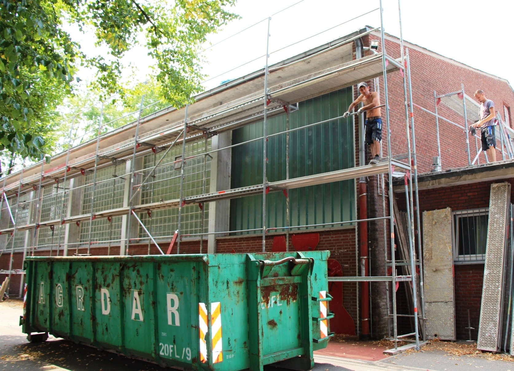 Der größte Auftrag wird dabei in der Turnhalle der Joseph-Hennewig-Hauptschule erledigt. Hier wird zunächst das Dach inklusive Dämmung erneuert, anschließend werden die alten Glasbausteine entfernt und eine neue undurchsichtige Verglasung angebracht.