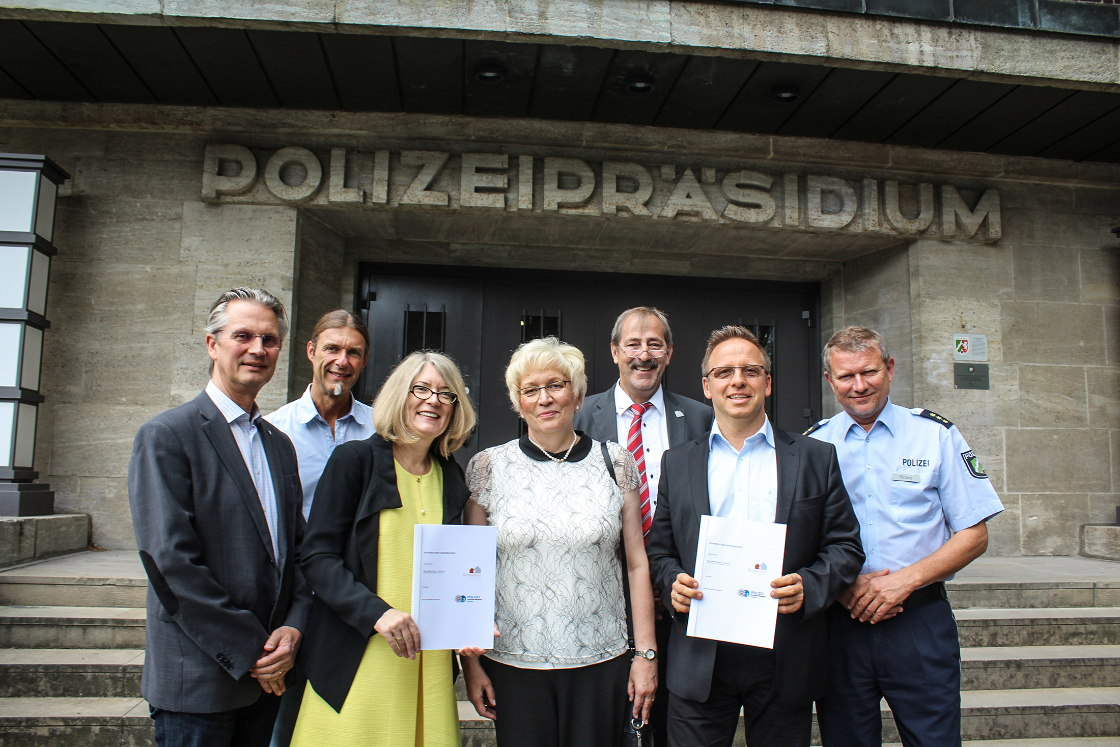 Schulterschluss gegen Einbrecher (v.l.): Frank Militzer (Vorstand Wohnstätten Wanne-Eickel eG), Oliver Rauscher (Kriminalprävention und Opferschutz), Polizeipräsidentin Kerstin Wittmeier, Gunna Wiatr (Vorstand Wohnstätten), Andreas Dickel (Kripochef), Hans-Joachim Hess (Vorstand Wohnstätten) und Frank Nows (Leiter Leitungsstab).