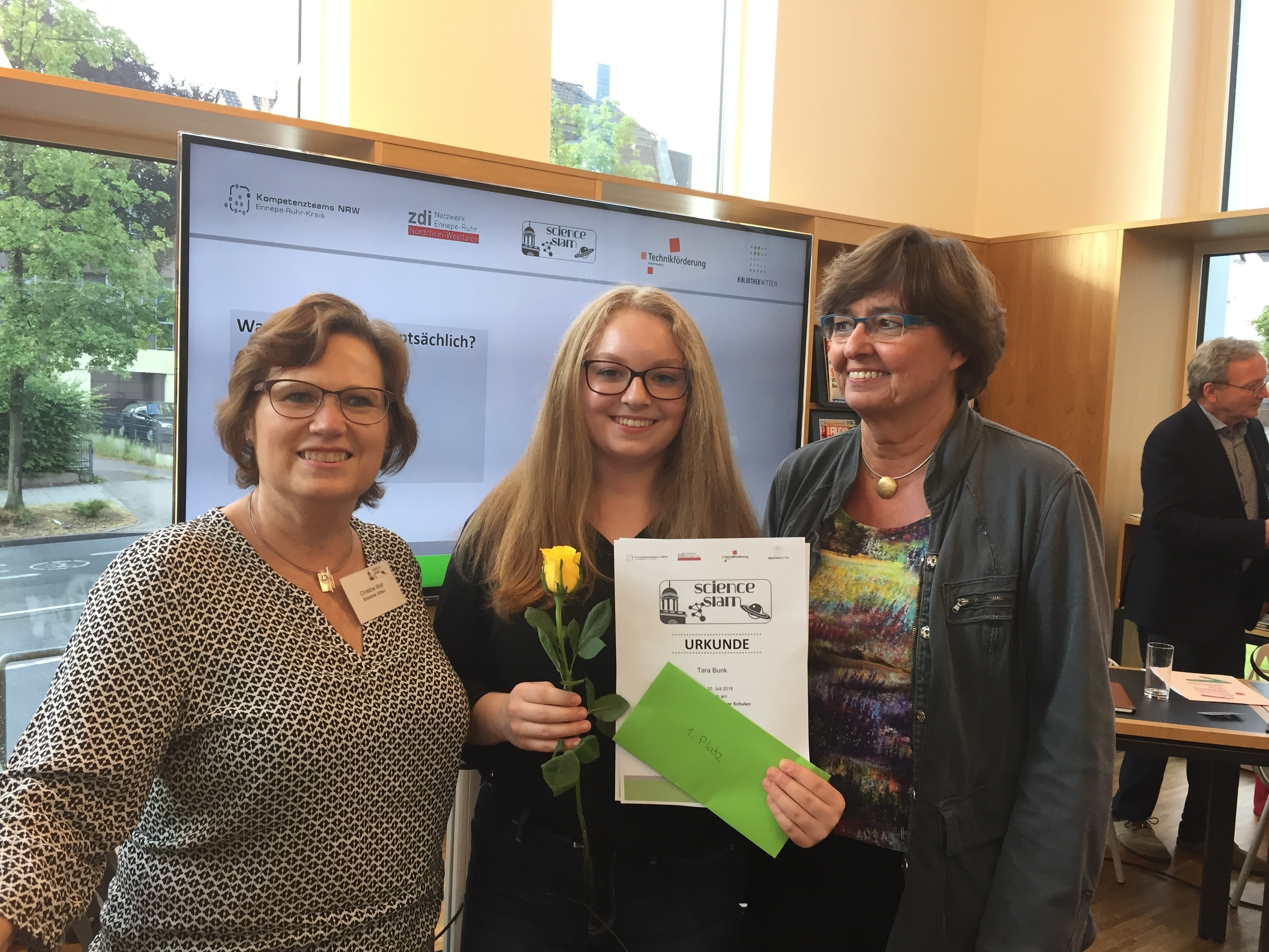 Die drei besten Slammer wurden von einer fachkundigen Jury gewählt, bestehend unter anderen aus Vertretern der teilnehmenden Schulen, der Stadt Witten sowie der Bibliothek.