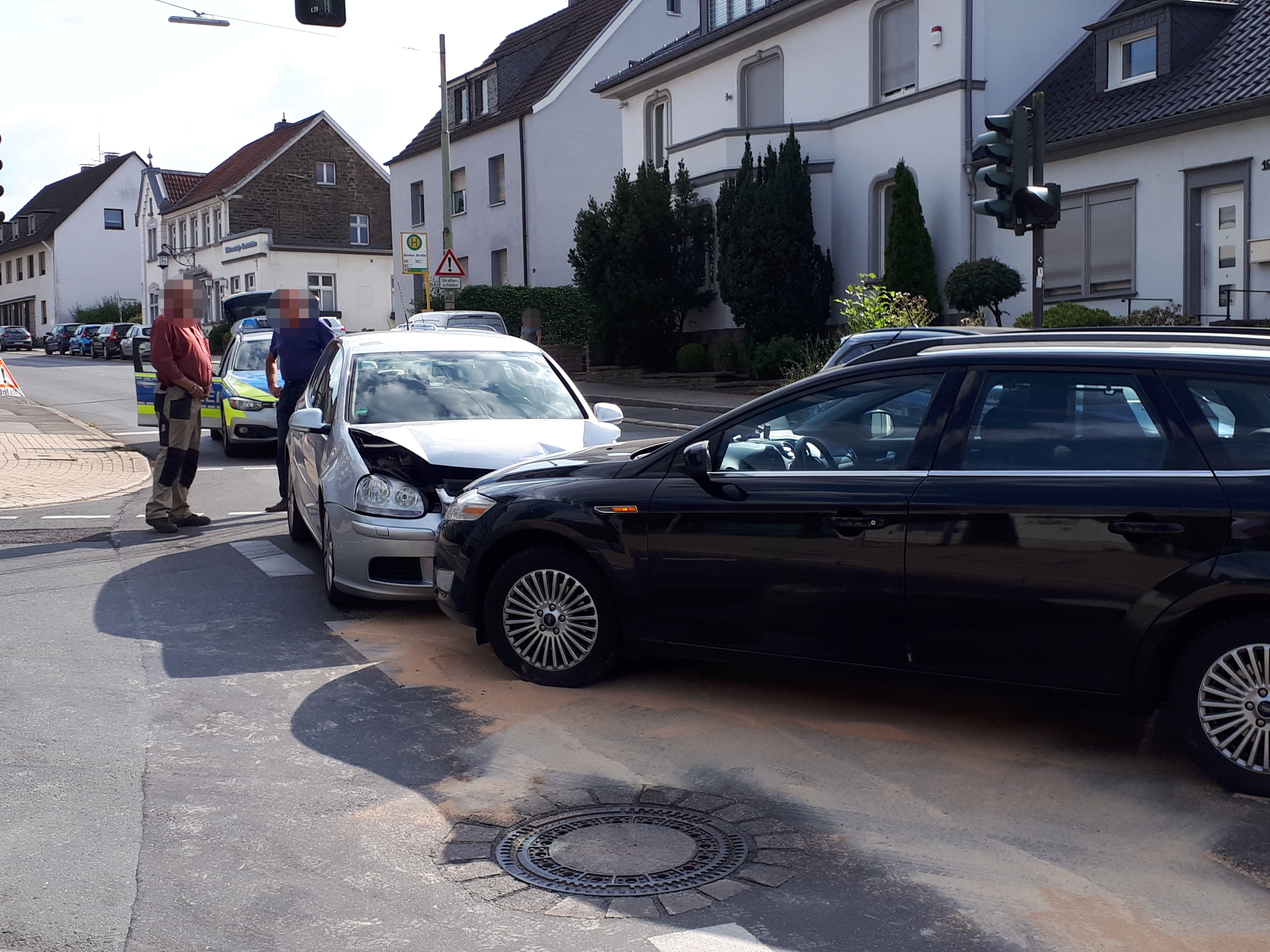 Die verunfallten PKW im Kreuzungsbereich.