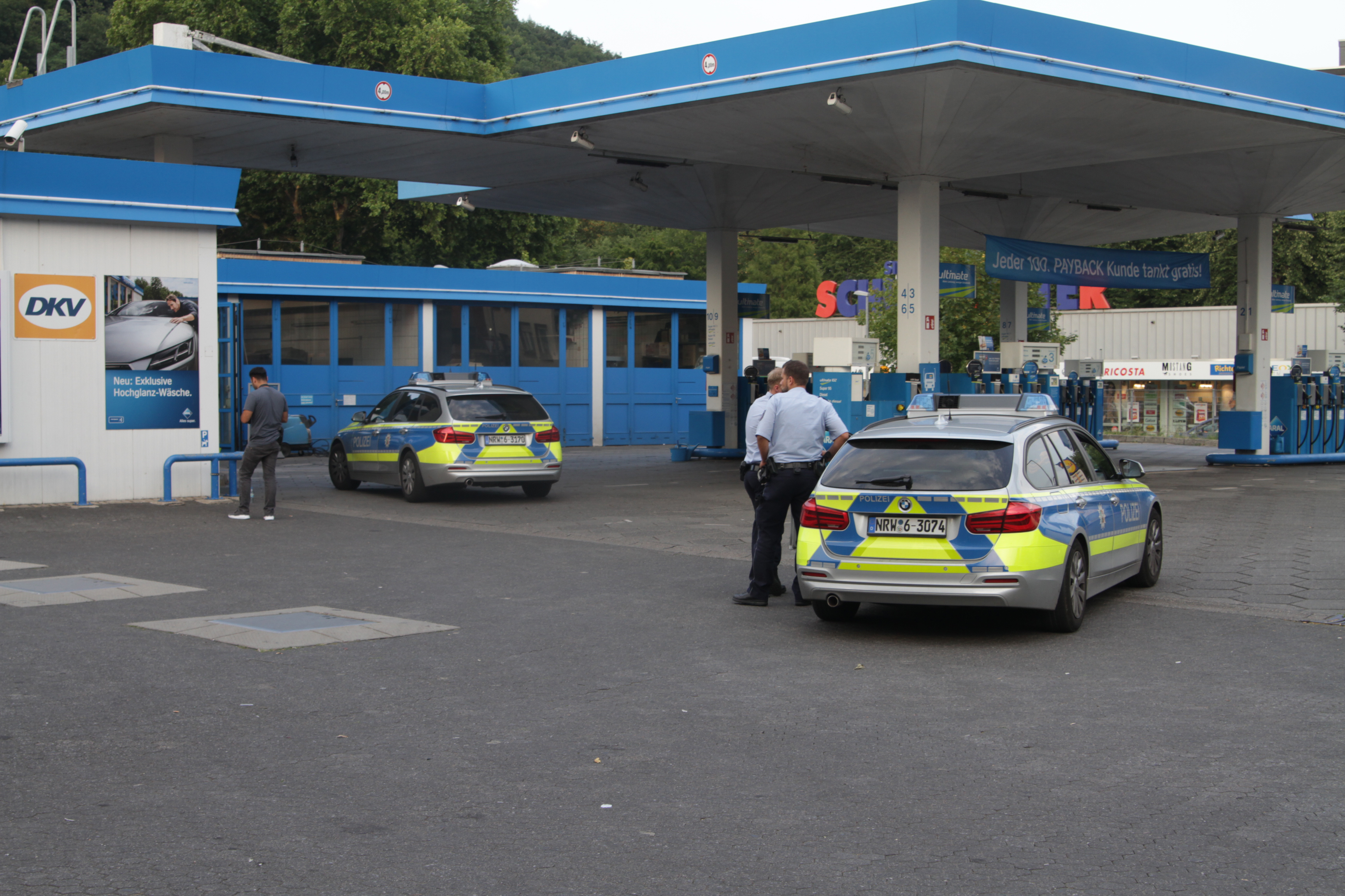 An einer Tankstelle in Hagen Eilpe kam es am heutigen Abend zu einem versuchten Tötungsdelikt. Eine Person erlitt ein Stich in den Bauch. Zwei Verdächtige flohen daraufhin mit einem PKW. Dieser konnte auf der A 45 Richtung Dortmund gstoppt werden. Beide Verdächtige sind vorläufig festgenommen worden. Warum es zu dieser Auseinandersetzung kam ist bislang nicht bekannt. Der Verletzte schwebt nach den letzten Informationen in Lebensgefahr.