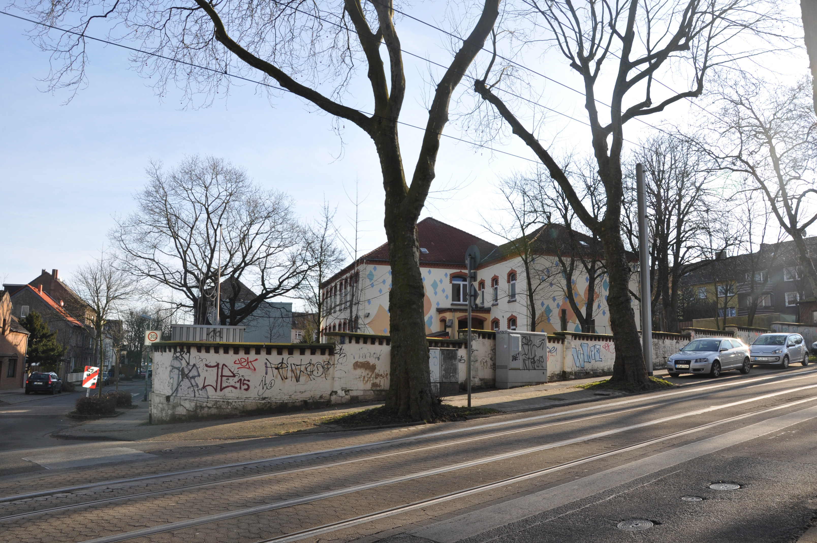 Wie geht's nach 2019 an der ehemaligen Walter-Pleitgen-Schule weiter? Bildungsdezernent Muchtar al Ghusain wirbt für Geduld. Archivfoto: cHER