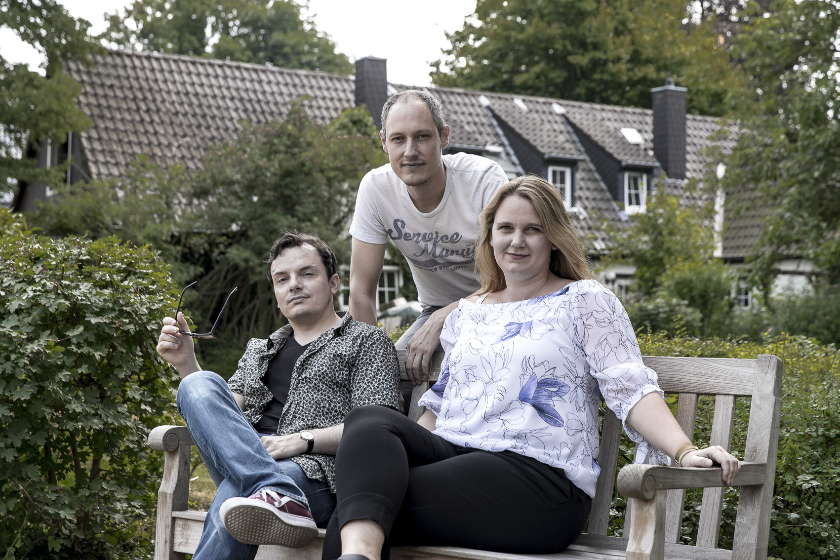 Musiker Julian Rybarski und Fotograf Ole-Kristian Heyer sind Mentoren bei „Next Level Campus“, die Dame des Trios auf dem Foto ist Projektleiterin und Mentorin Christiana van Osenbrüggen. Die drei freuen sich auf die Herausforderungen, die vor ihnen liegen.Foto: Gerd Kaemper