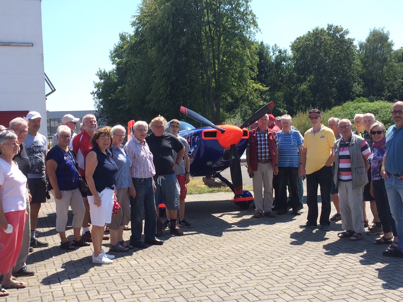 Ein Gruppenfoto vor einem der schönen Fluggeräte mit dem Vertriebsleiter verabschiedete sich der Verkehrsverein mit einem Dankeschön und voller neuer Eindrücke.