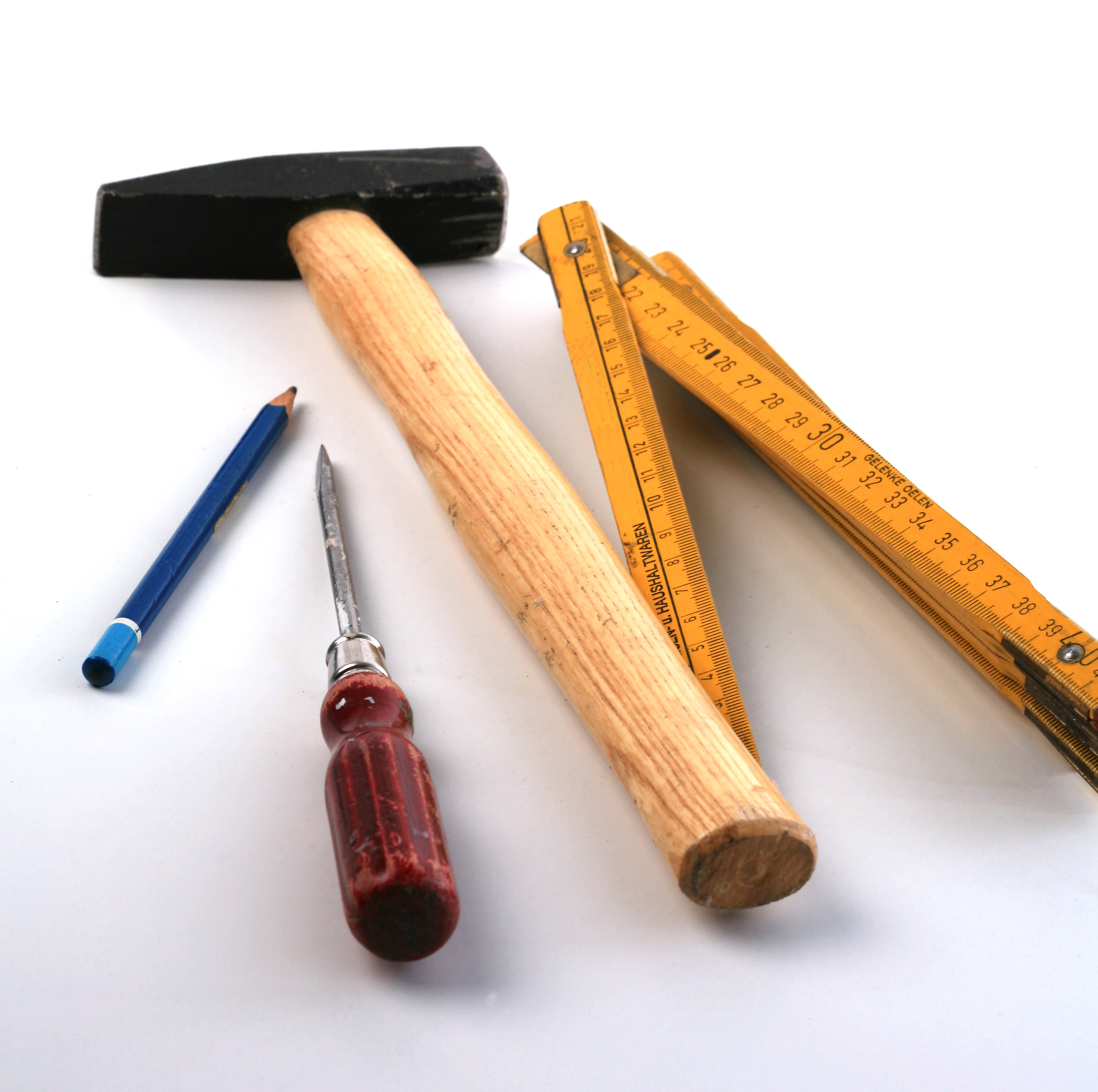 Bei dem Workshop wird gehämmert, gebohrt und gemalt.