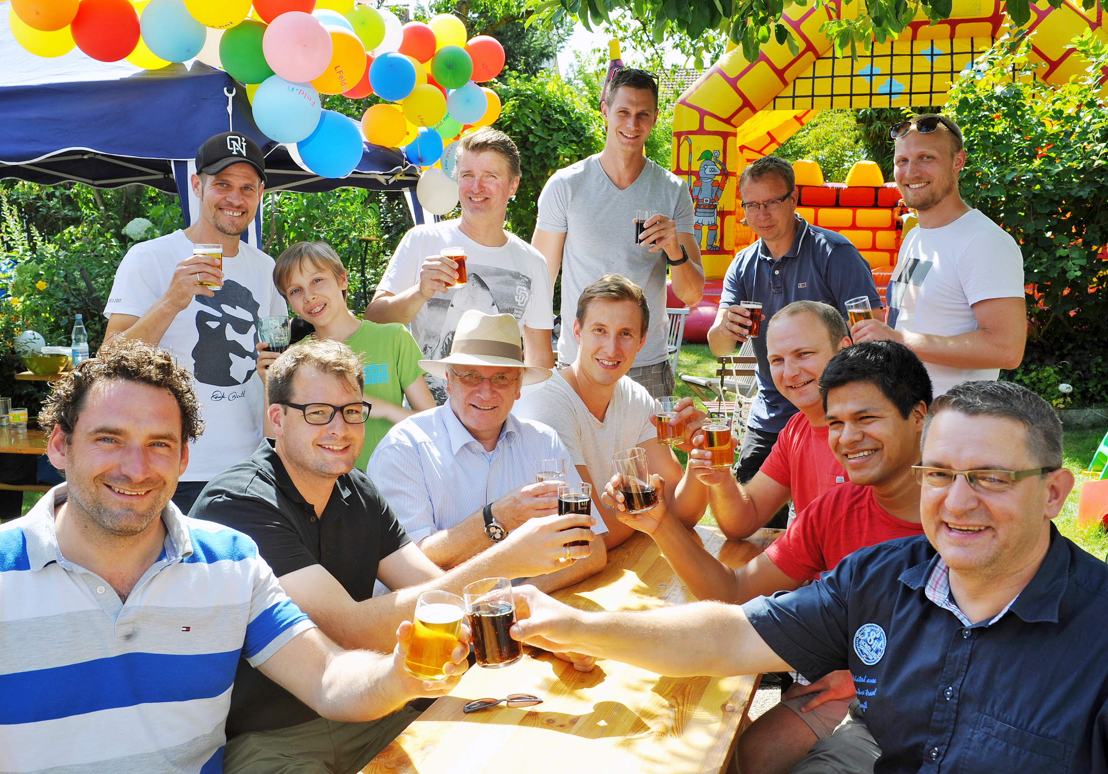 Bei herrlichem Sonnenschein und 28 Grad organisierten die Stadtwerke ein Nachbarschaftsfest bei Heiko Dammlaks.