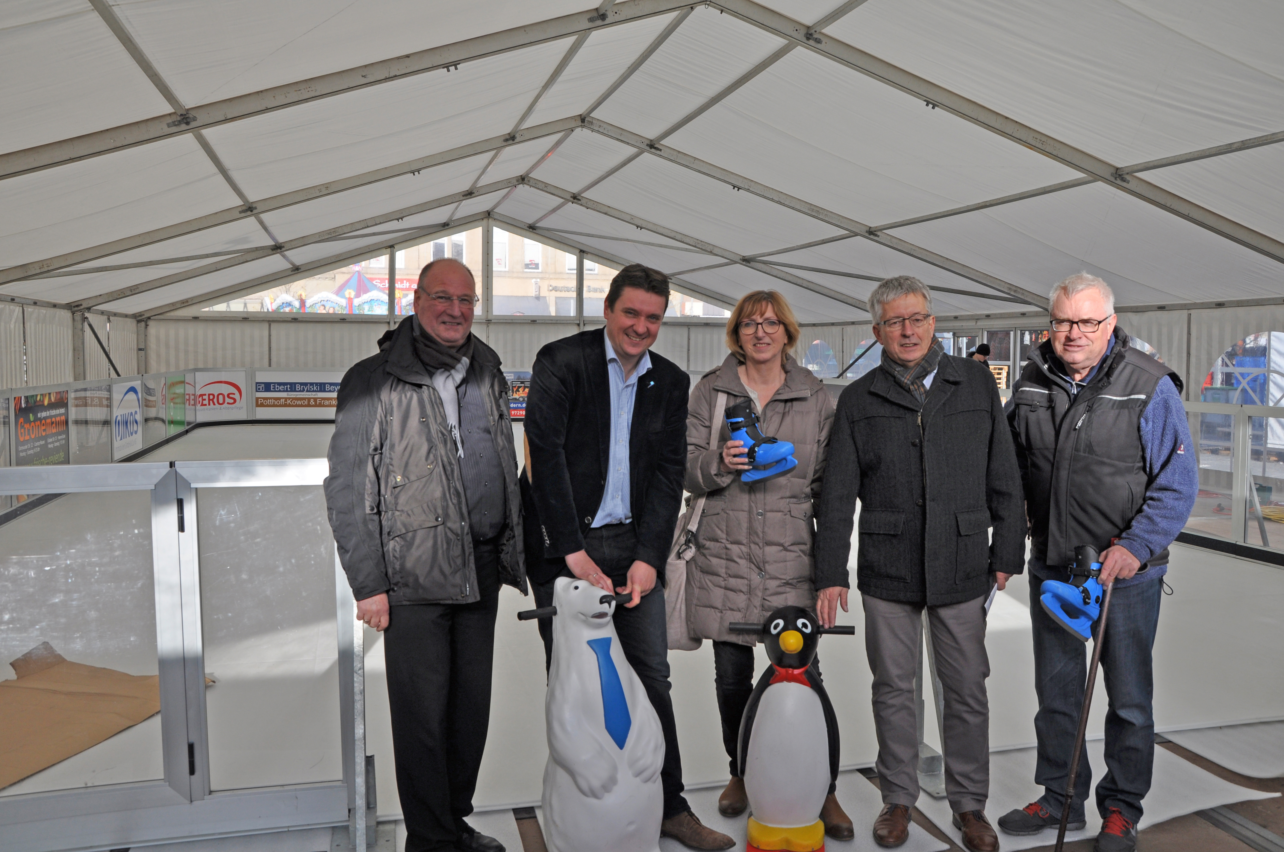 Nach der Premiere im vergangenen Jahr soll es auch 2018 wieder eine Kunsteisbahn auf dem Altstadtmarkt geben. Foto: Archiv