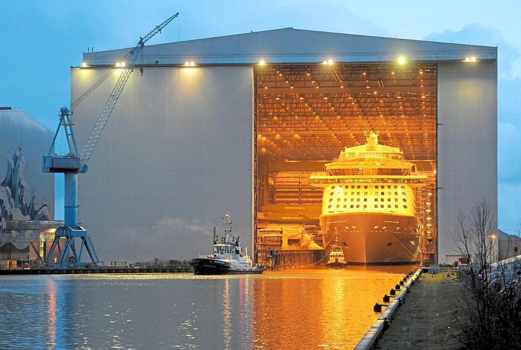 Ein Kreuzfahrtschiff-Neubau verlässt das überdachte Baudock der Meyer-Werft in Papenburg. (Foto: Ingo Wagner)