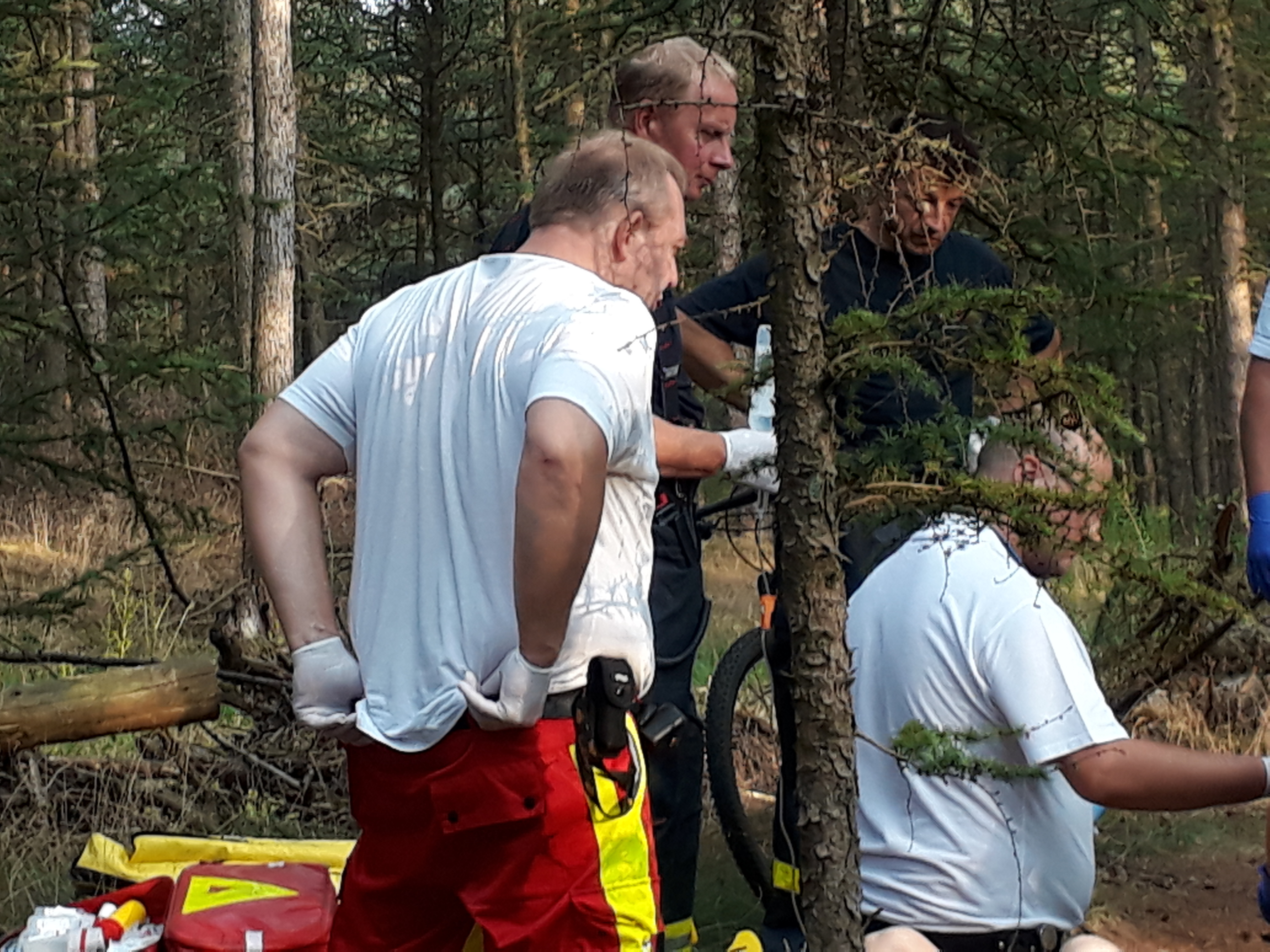 Die Feuerwehr rettete eine gestürzte und verletzte Mountainbikerin aus einem unwegsamen Wald.