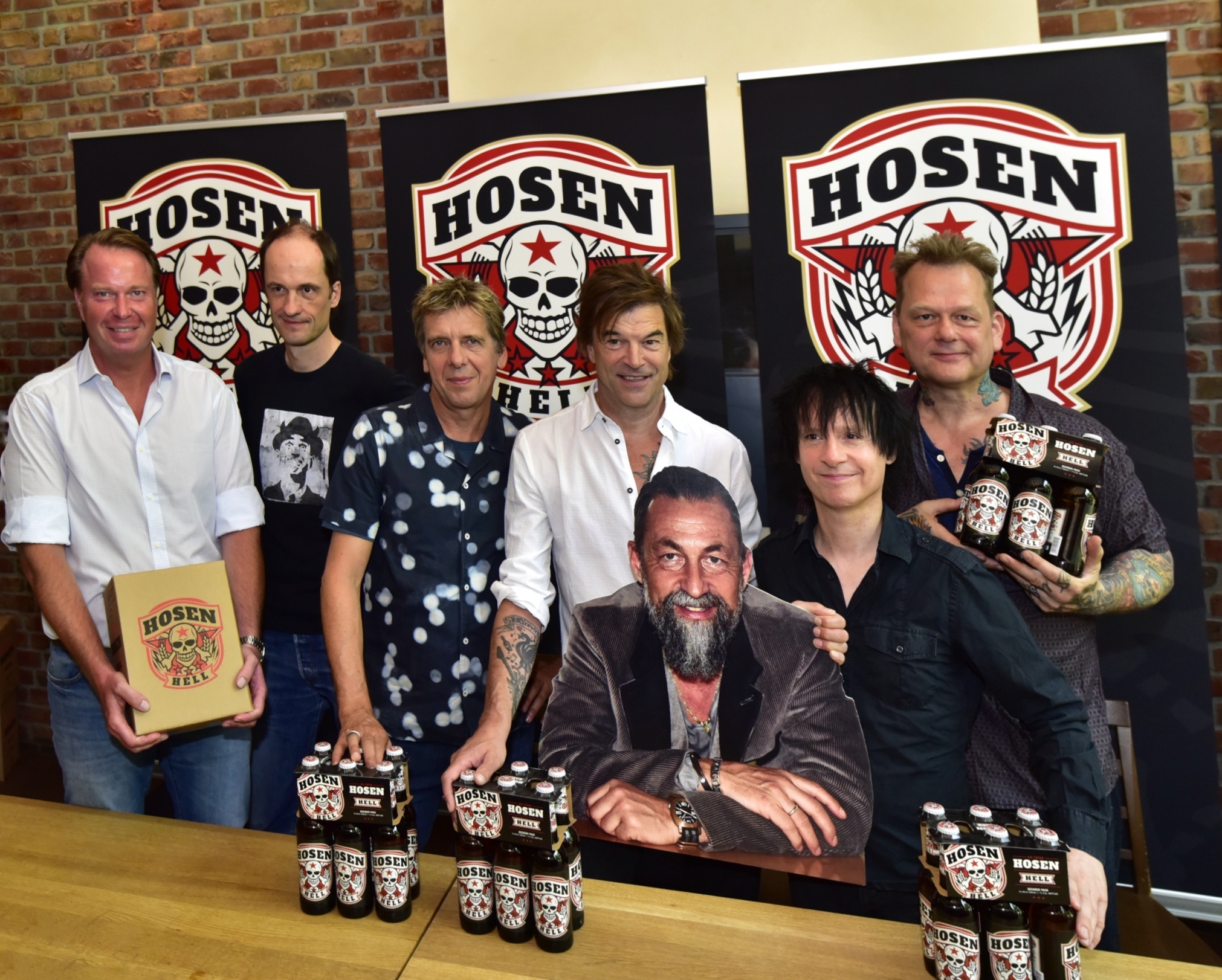 Michael Schnitzler und die Toten Hosen Breiti, Andy, Campino, Kuddel und Vom (v.l.). Campino hält Dr. Briem aus Pappe im Arm ... Foto: Esser