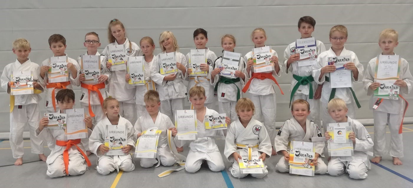 Stolz präsentieren die Judo-Schüler des 1. JJJC Lünen ihre Prüfungsurkunden.