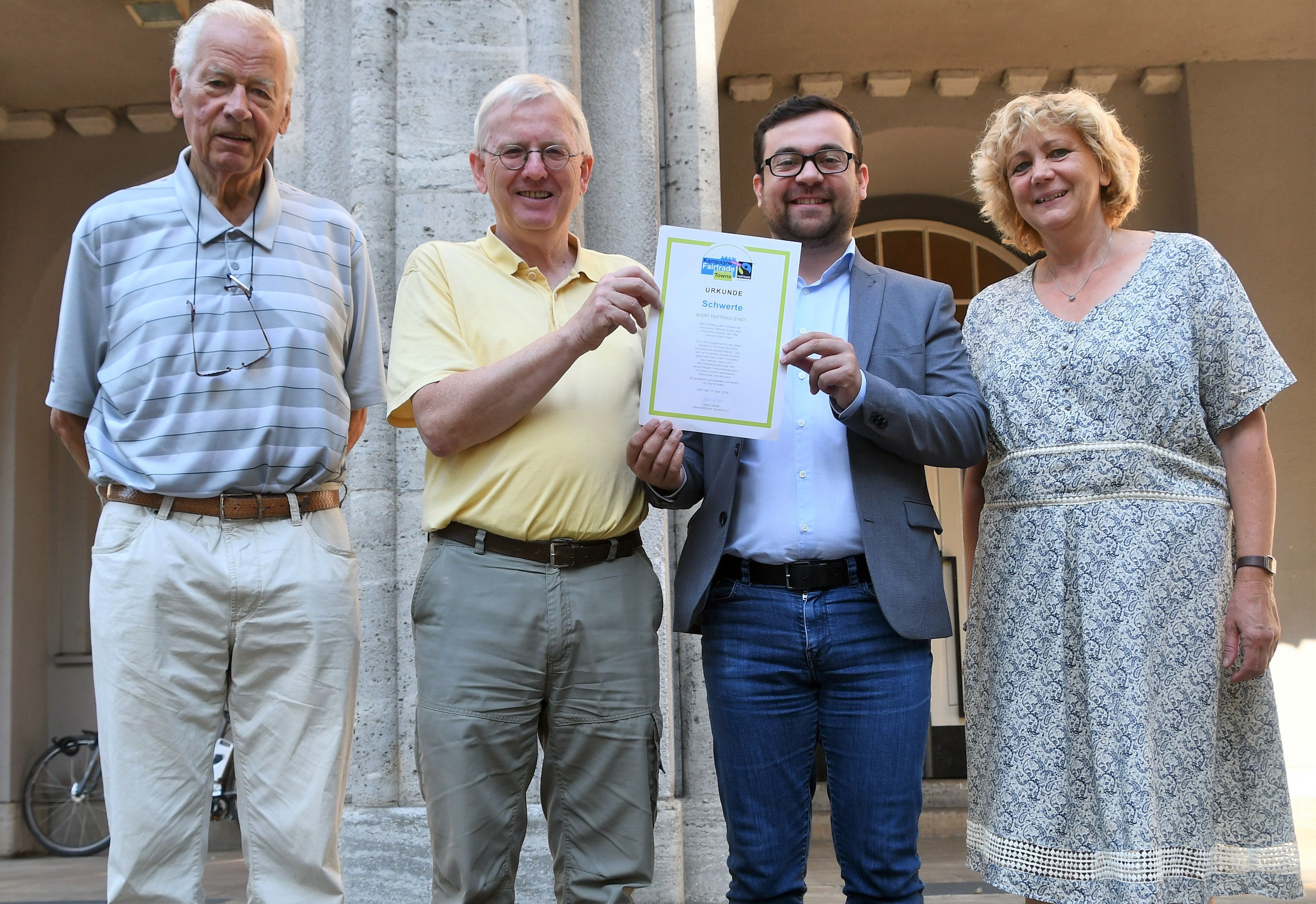 Freuen sich über die Auszeichnung: (von links) Otfried Altfeld (Ayuda Weltladen), Gernot Folkers (Steuerungsgruppe Fairtrade), Bürgermeister Dimitrios Axourgos, Petra Flasshaar-Pullack (Steuerungsgruppe Fairtrade).