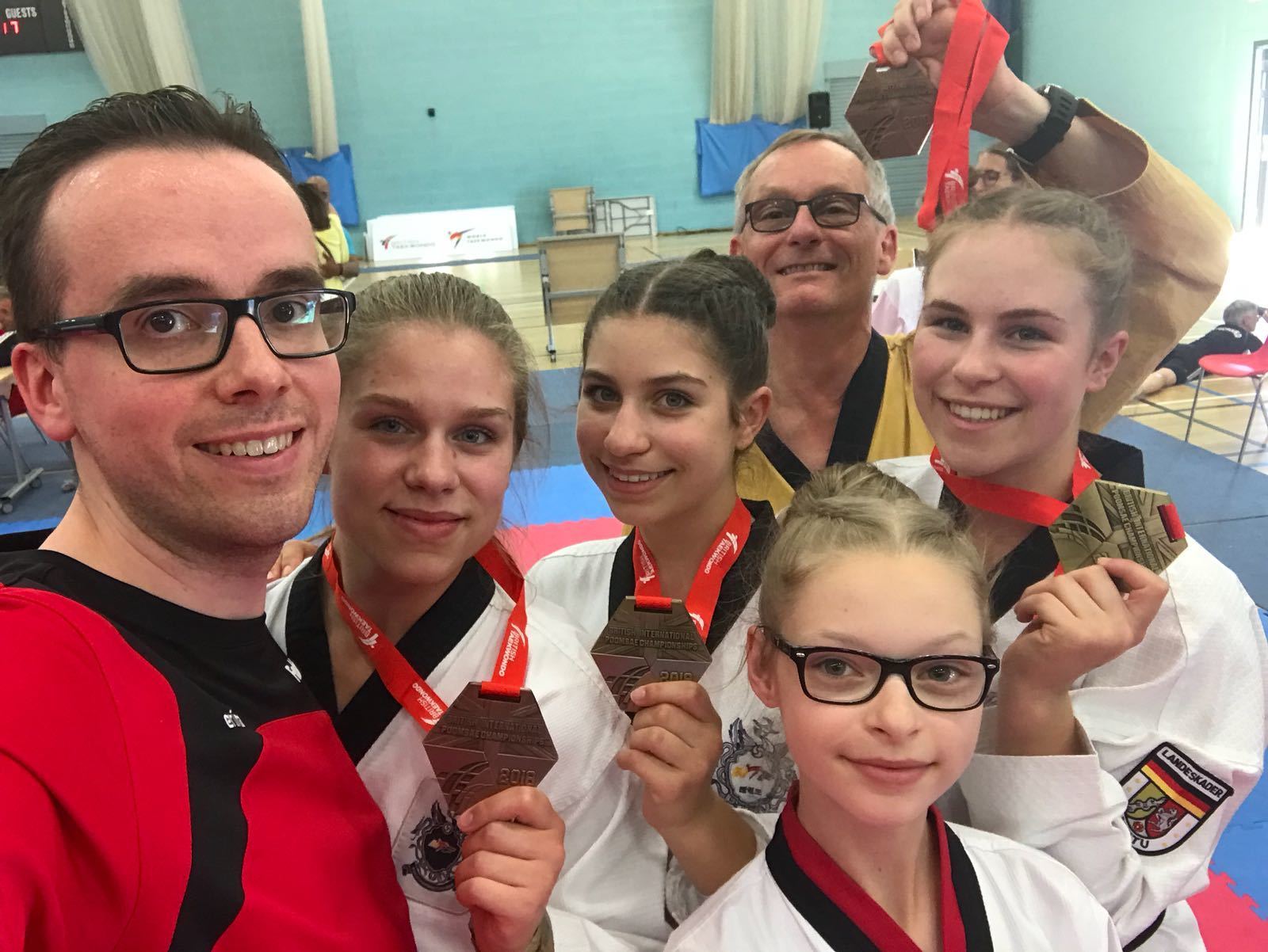 von links: Coach Fabian Haas, Anna-Lotta Merfeld, Mia Merfeld, Klaus Kremer, Emilia Grzechca, Emily Nitsche