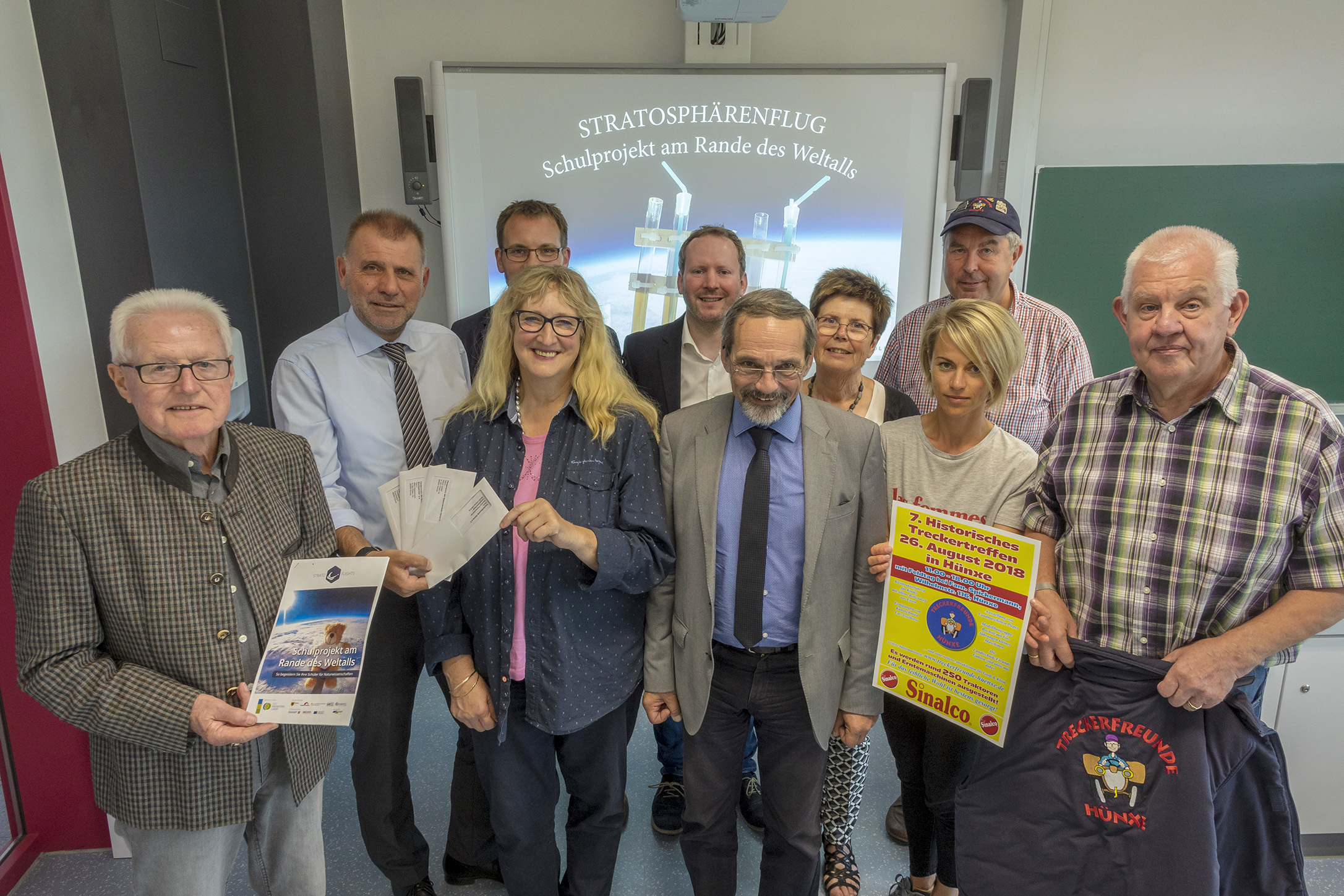 Bernhard Krass und Dr. Bruno Ketteler (v.l.n.r.) übergaben die Förderzusagen an Mike Oppermann und Carola Pfalzgraf (Kita Buntspechte), Christian Woike und Klaus Ginter (Gesamtschule Hünxe), Christiane Hampen und Britta Withof (Otto-Pankok-Grundschule Drevenack) und Manfred Pannenbäcker und Karl-Heinz Laberg (Treckerfreunde Hünxe).