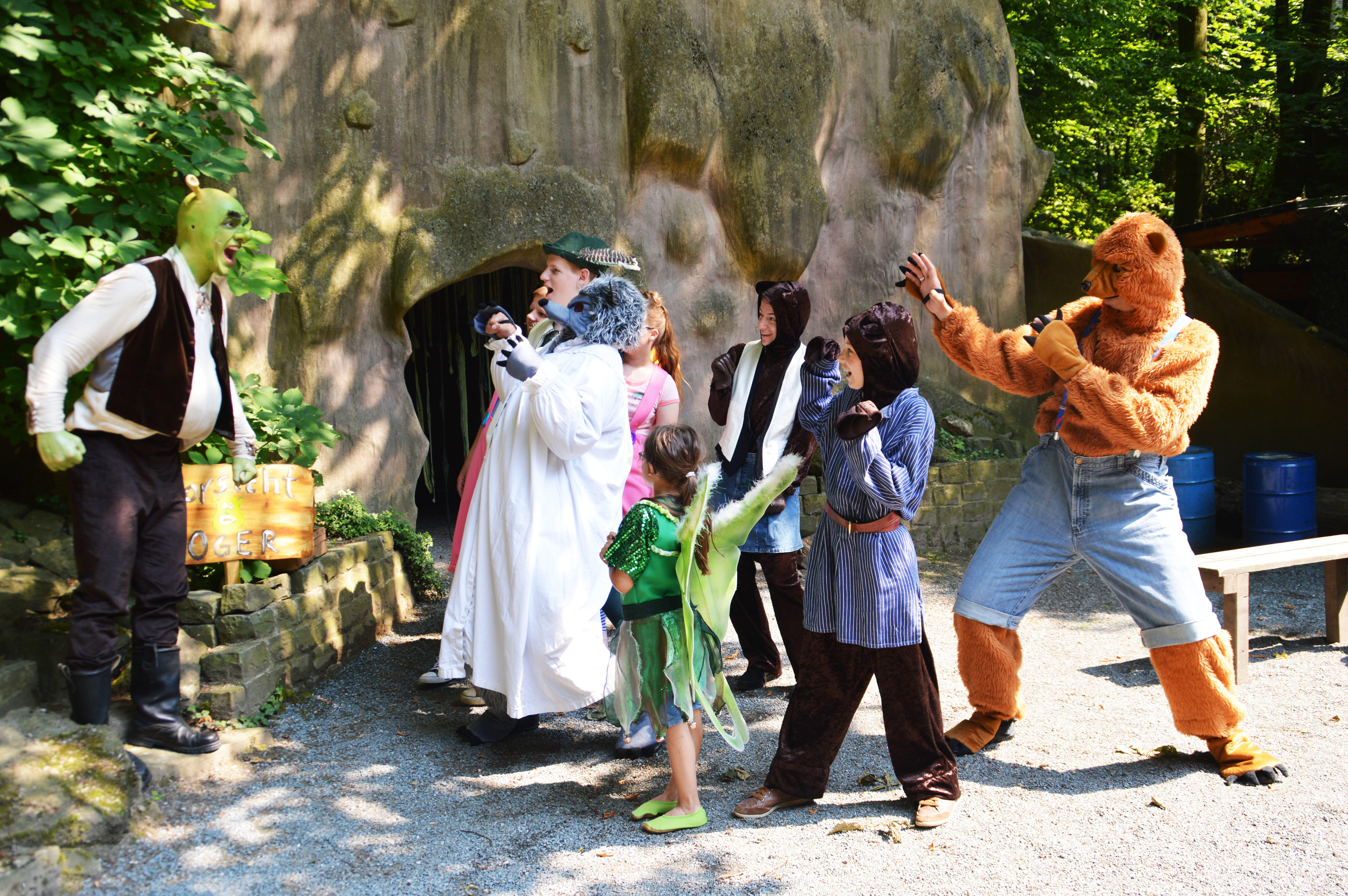 Die vielen Fabelwesen, darunter Peter Pan und Charlotte als Tinkerbell (vorne), begegnen Shrek auf der Bühne.
