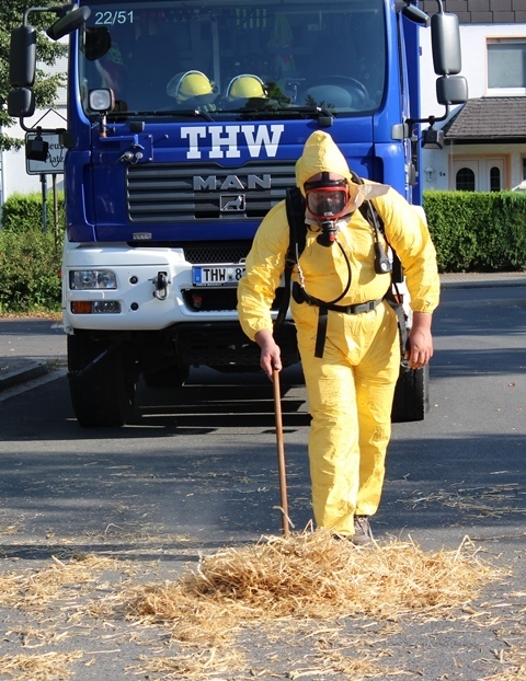 Gerrit Schlüter musste im schweren Schutzanzug mit Atemmaske den Marktplatz fegen.