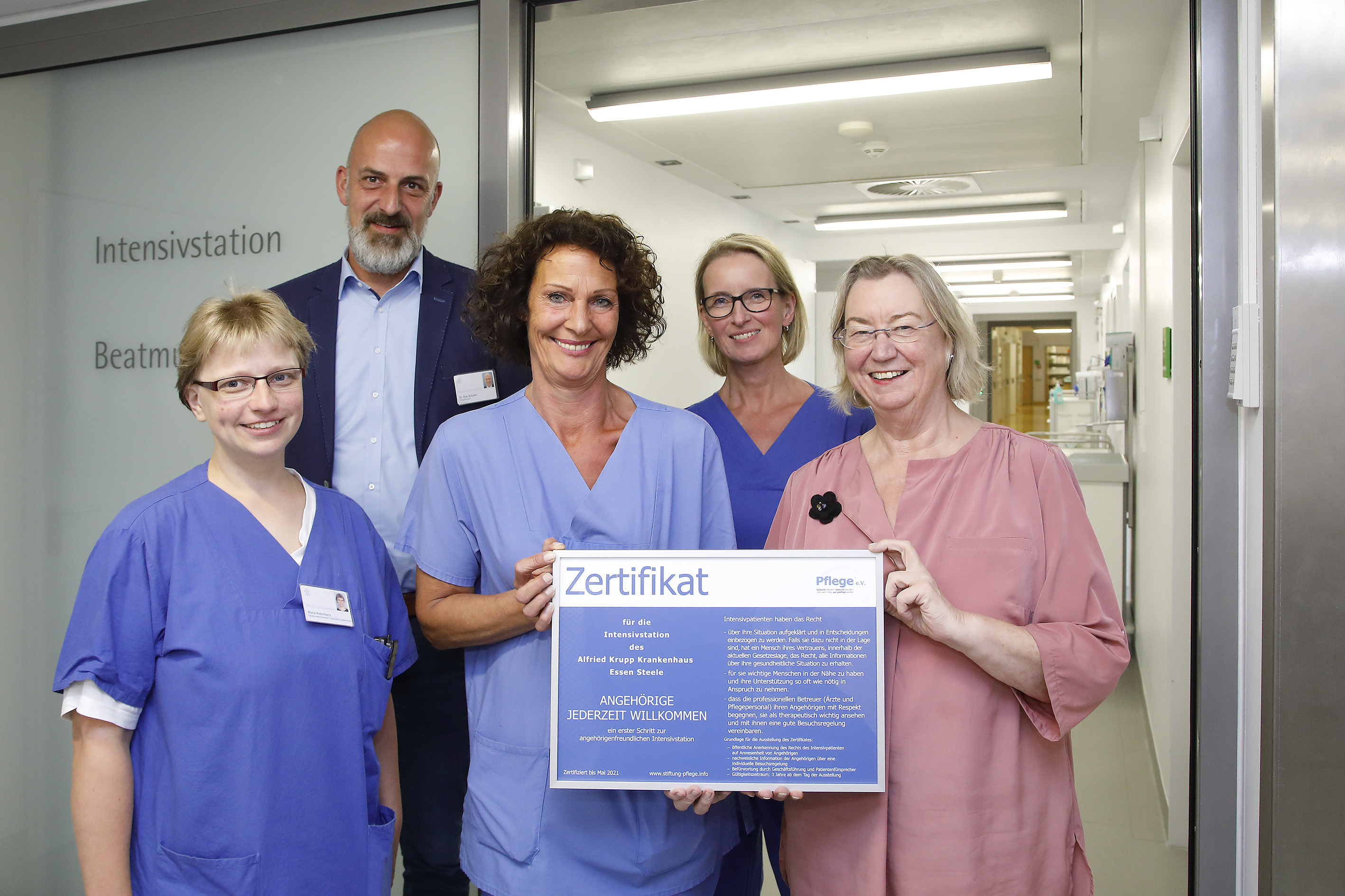 Von links nach rechts: Maria Hollenhorst, Fachkrankenschwester für Intensivmedizin, Dr. rer. medic. Dirk Ashauer, Pflegedirektor, Beate Bichbeimer, stellv. Stationsleitung Intensivstation, Anke Wellmann, Oberärztin und Prof. Dr. Angelika Zegelin, Vorsitzende des Fachbeirates Pflege e.V.