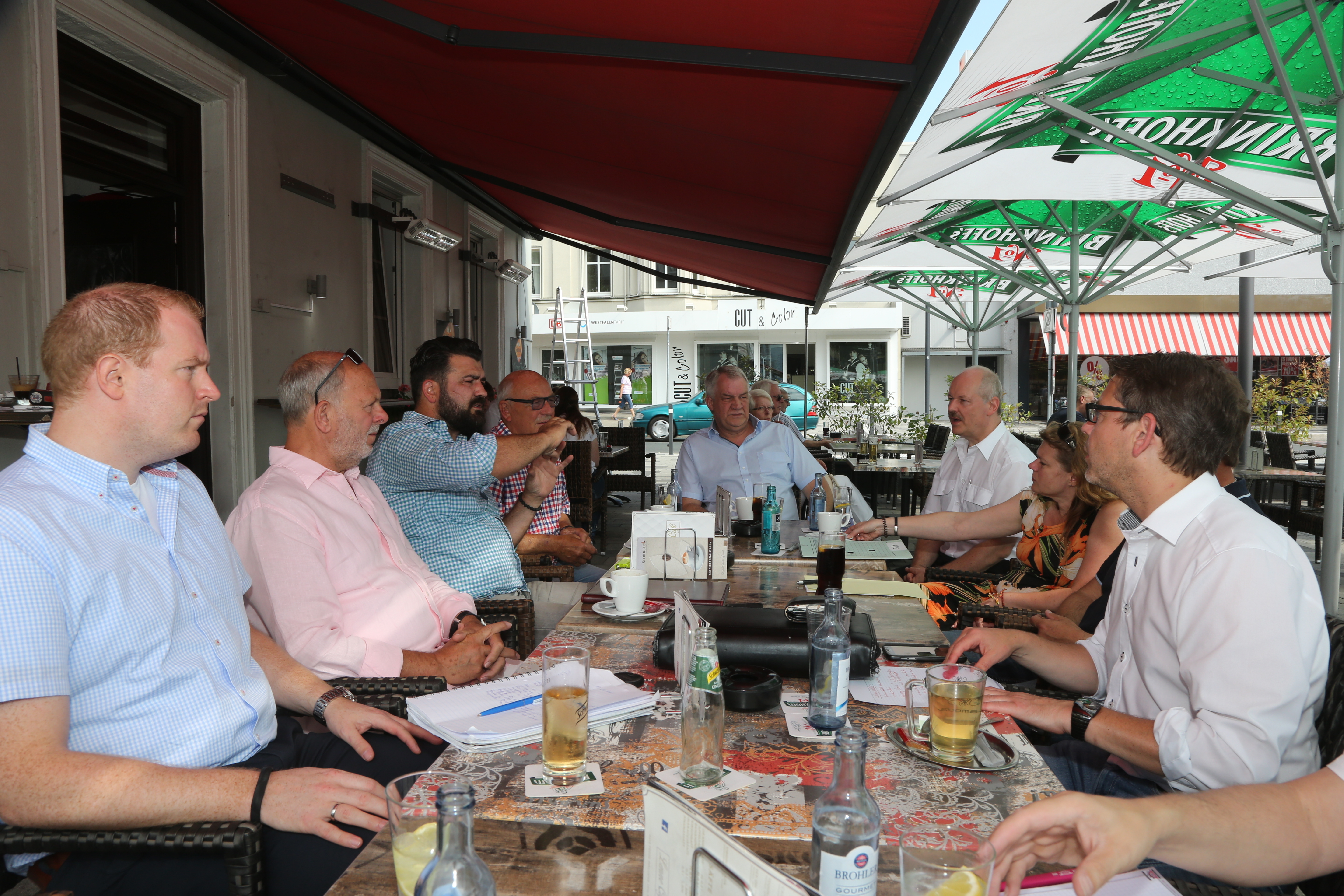 Vertreter der Stadt, der Letmather Werbegemeinschaft und des Schaustellervereins zogen beim traditionellen CDU-Frühstück nach Ende der Kiliankirmes ein durchweg zufriedenes Fazit des Volksfestes. Foto: Schulte