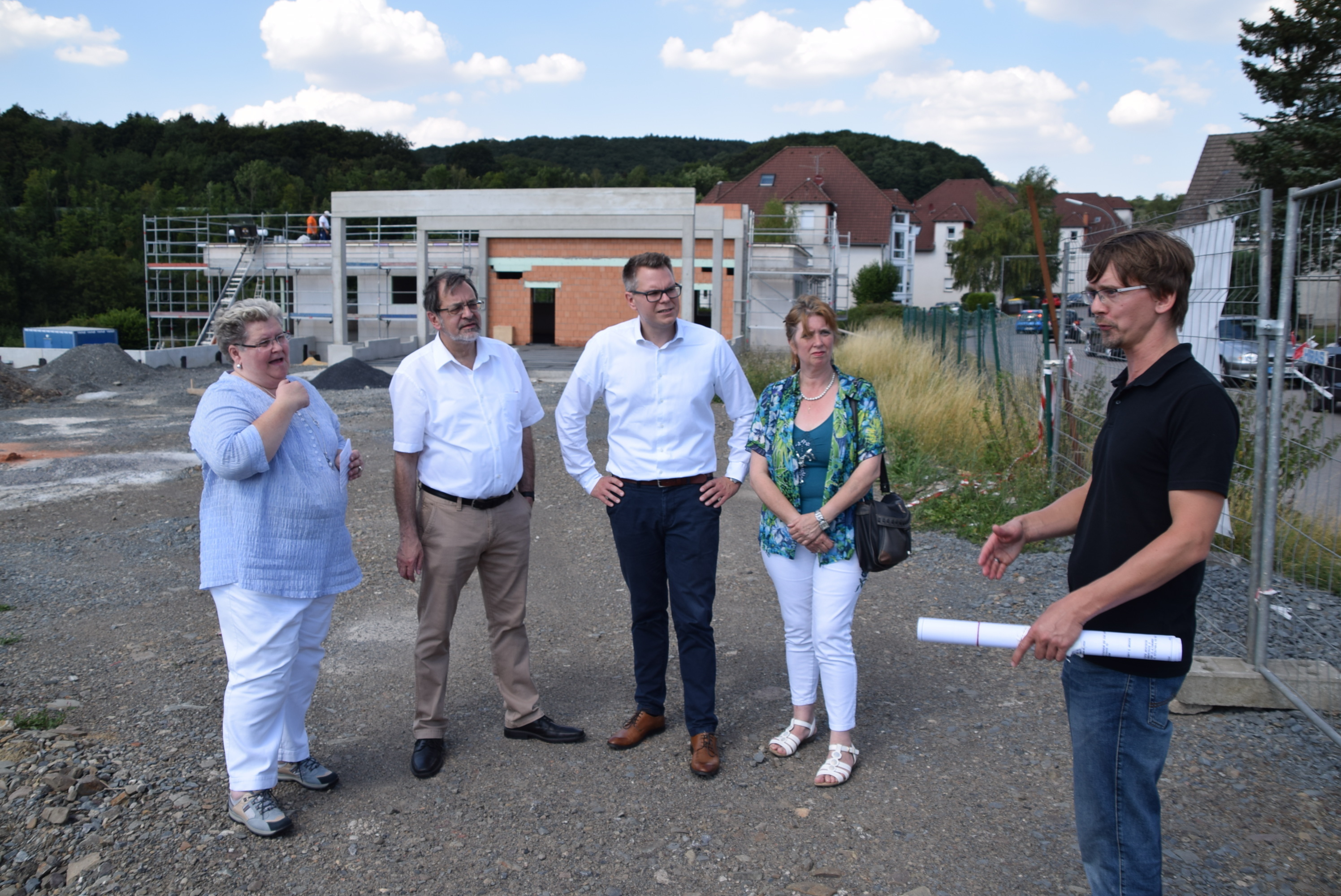 Beim Ortstermin gaben (von links) Claudia Zawada (Bereichsleiterin KIM), Michael Scheffler, Mike Janke, Martina Matner-Kißler (SPD Ortsverein) und Markus Balk (Projektleiter KIM) Infos zum aktuellen Stand der Bauarbeiten. Fotos: Günther